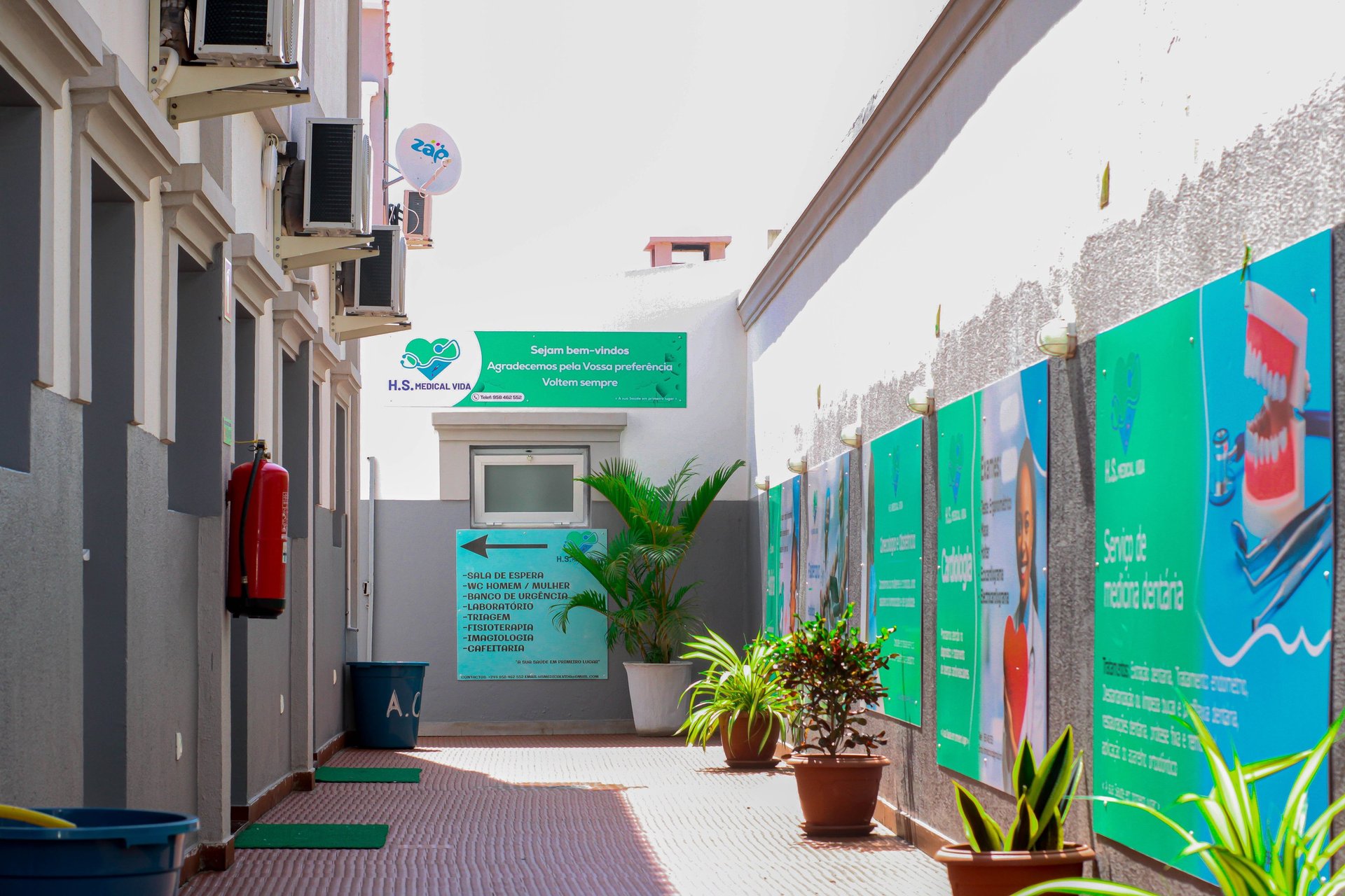 gray computer monitor