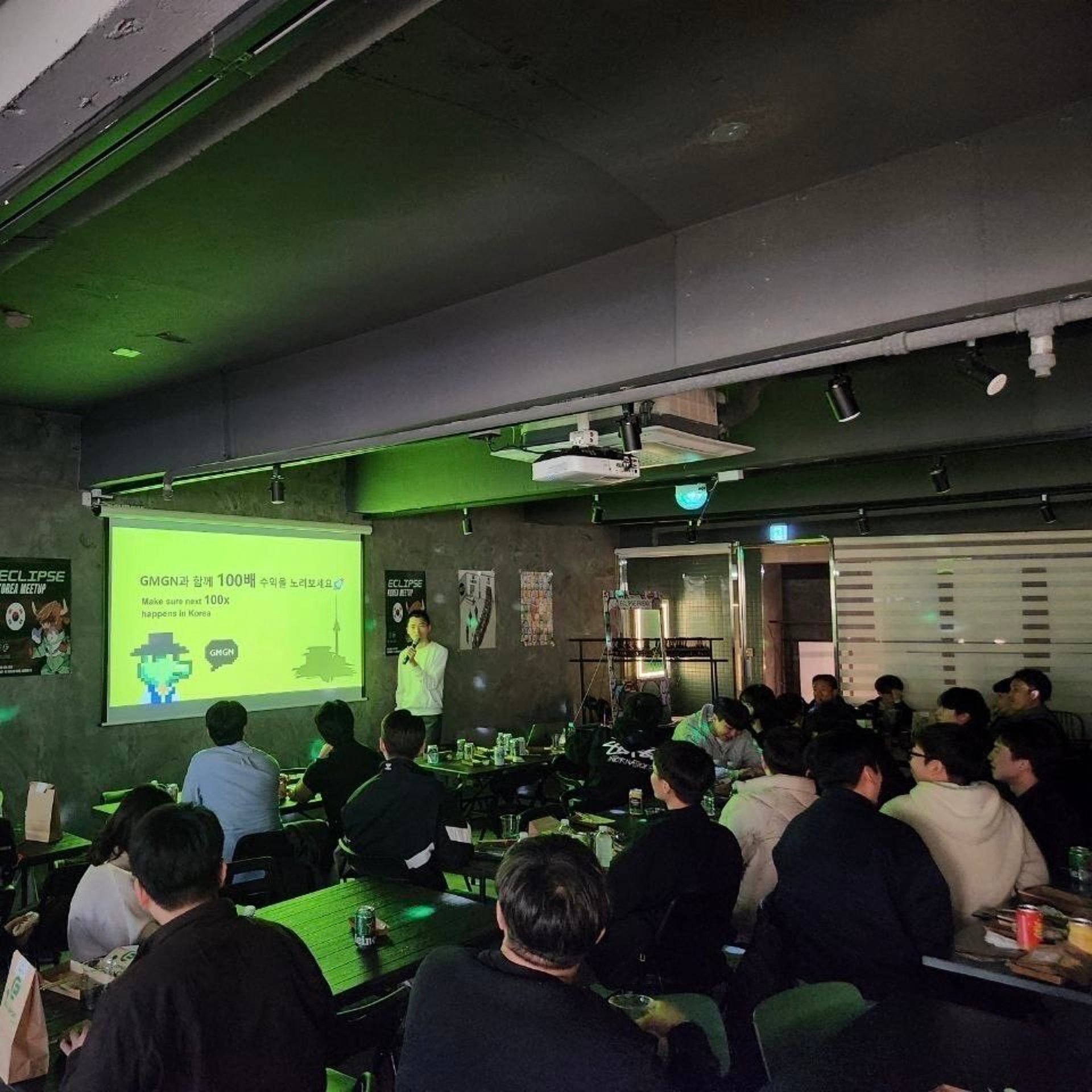 gray computer monitor