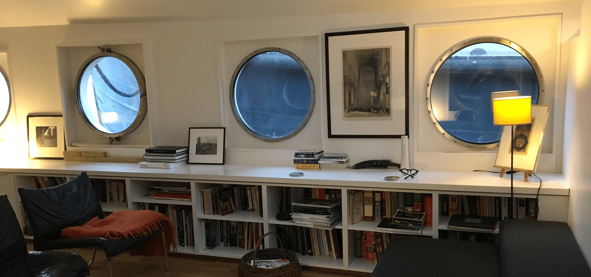 3 hublots dans le salon d'une peniche