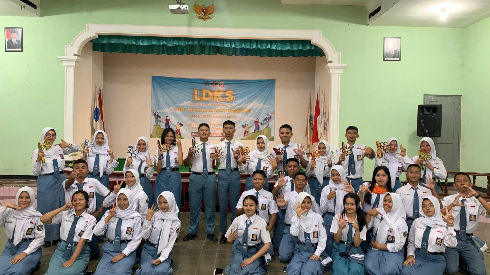 gray computer monitor