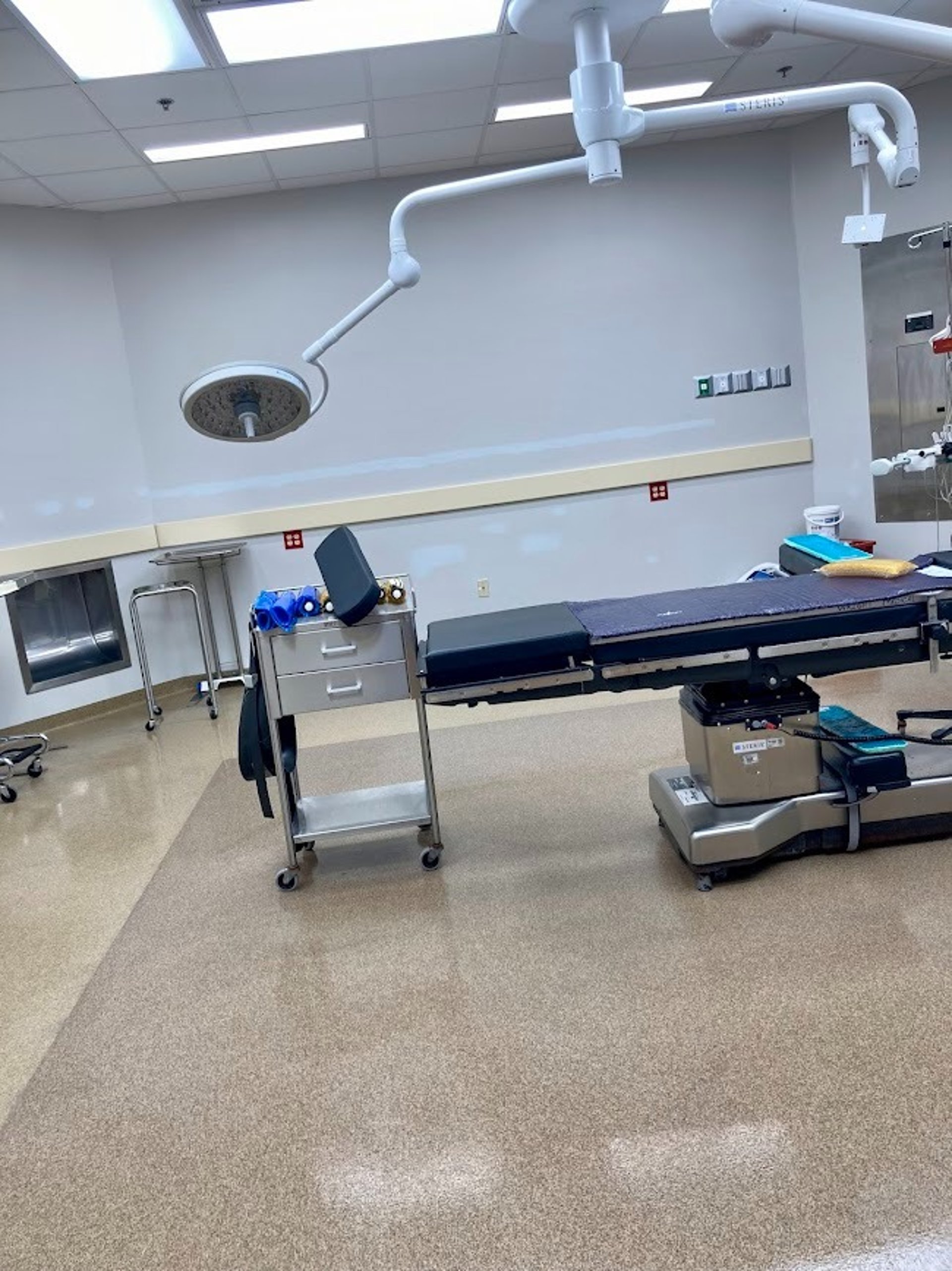 CLEAN AND REFLECTIVE OPERATING ROOM FLOOR PRECISION CLEANING SERVICES