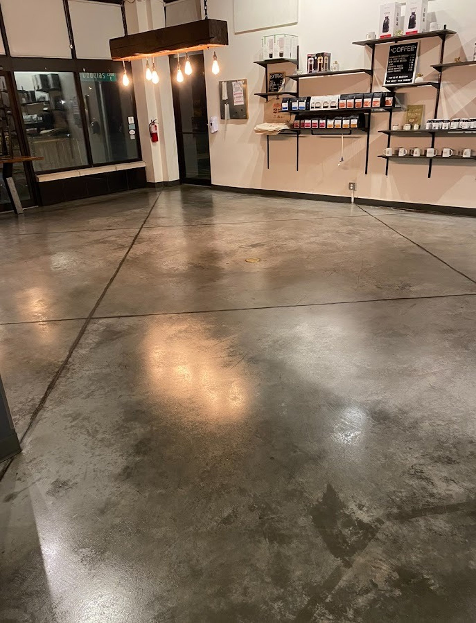 RESTURANTE FLOOR WITH A BEAUTIFUL FINISH ON THE CONCRETE
