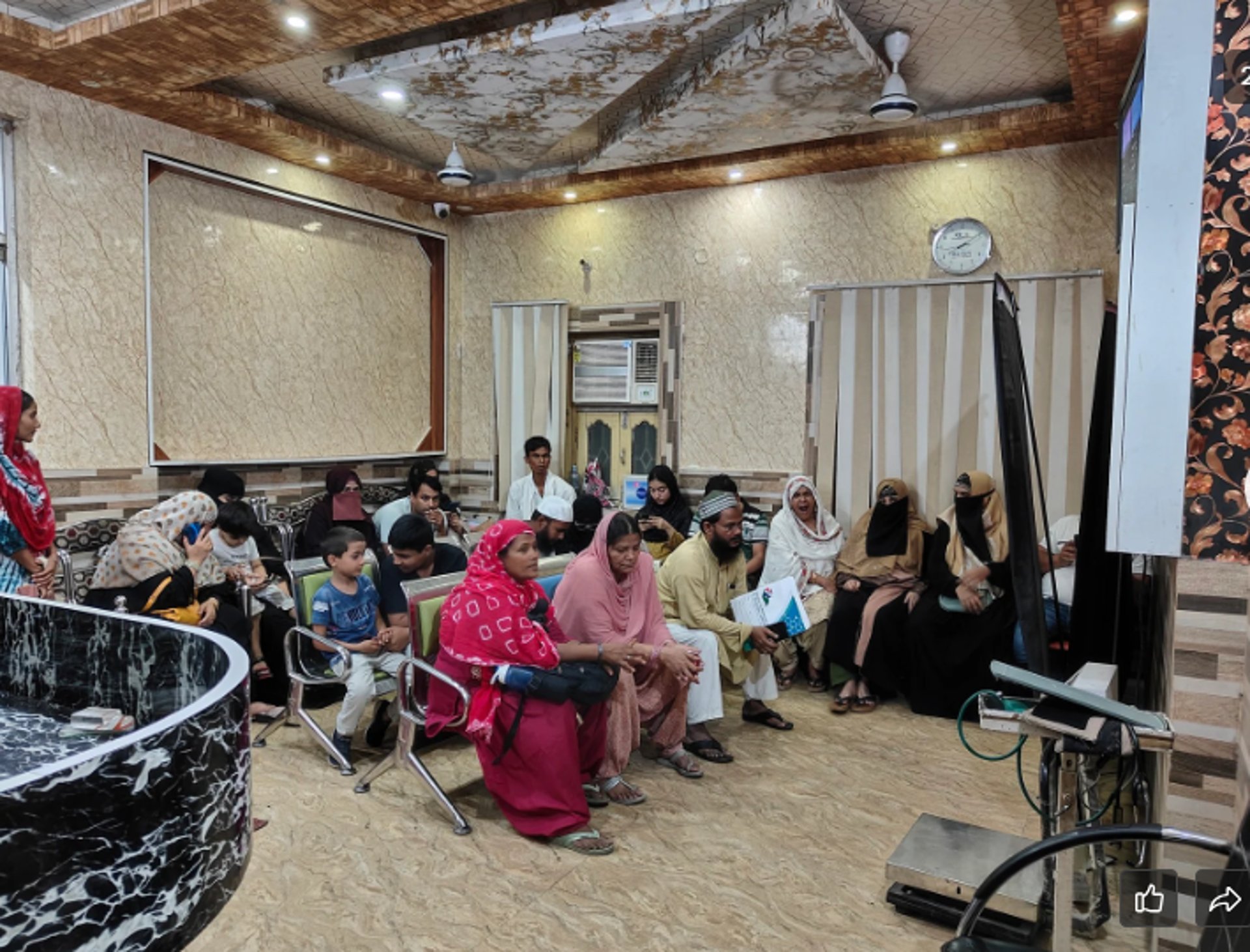 gray computer monitor