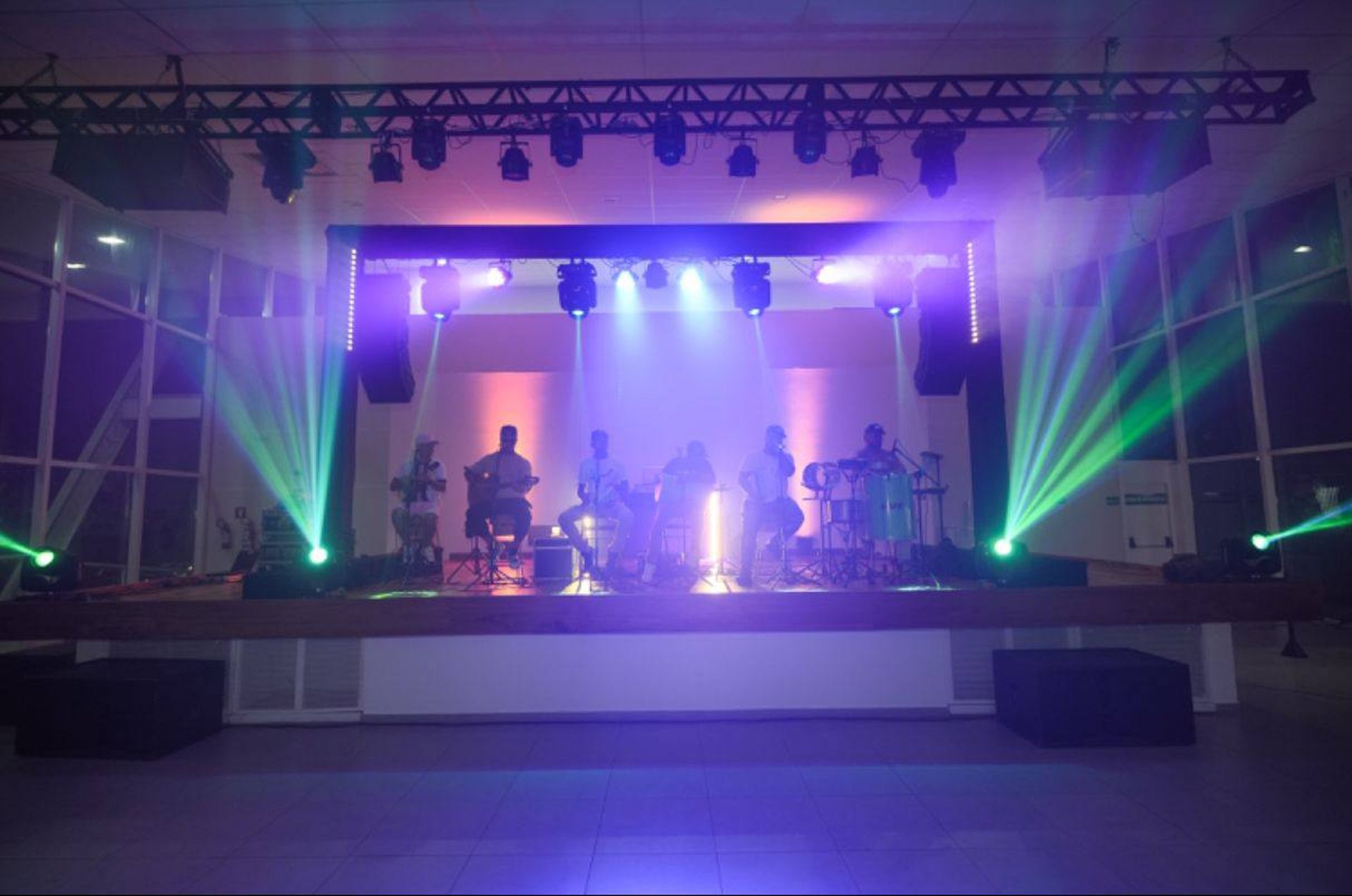 gray computer monitor