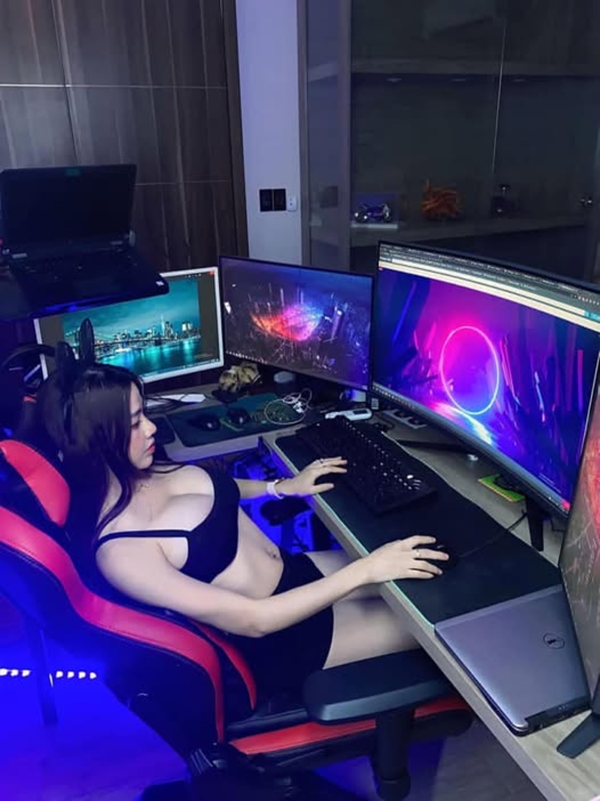 gray computer monitor