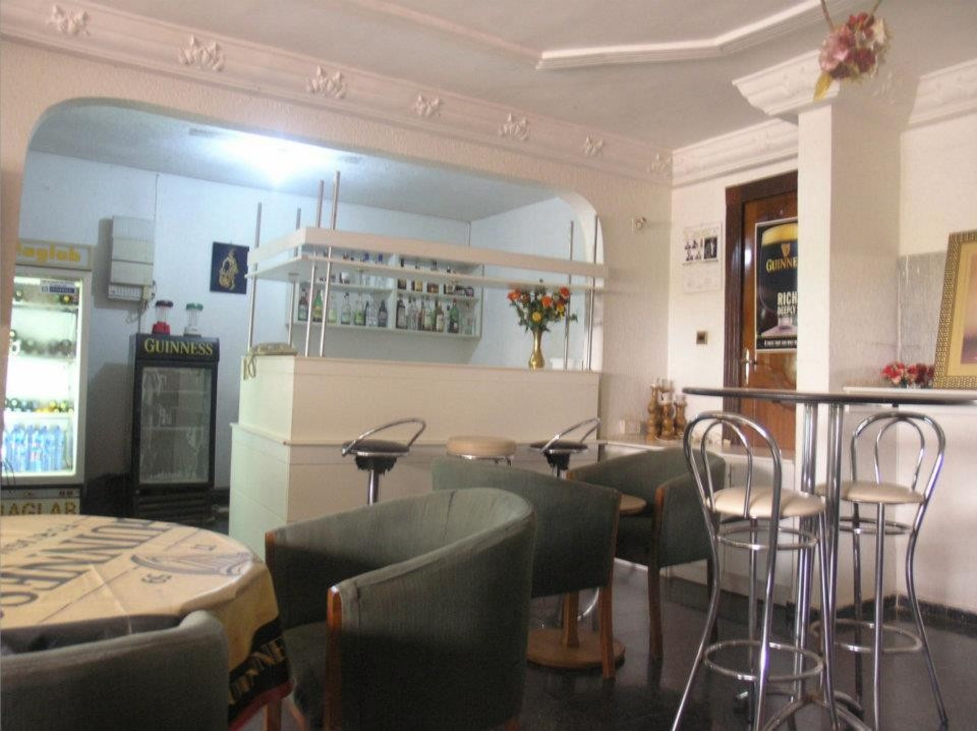 gray computer monitor