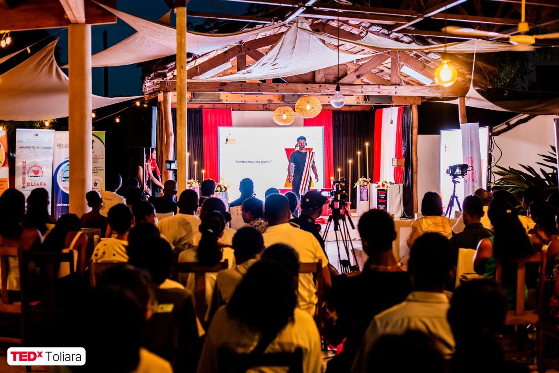 gray computer monitor