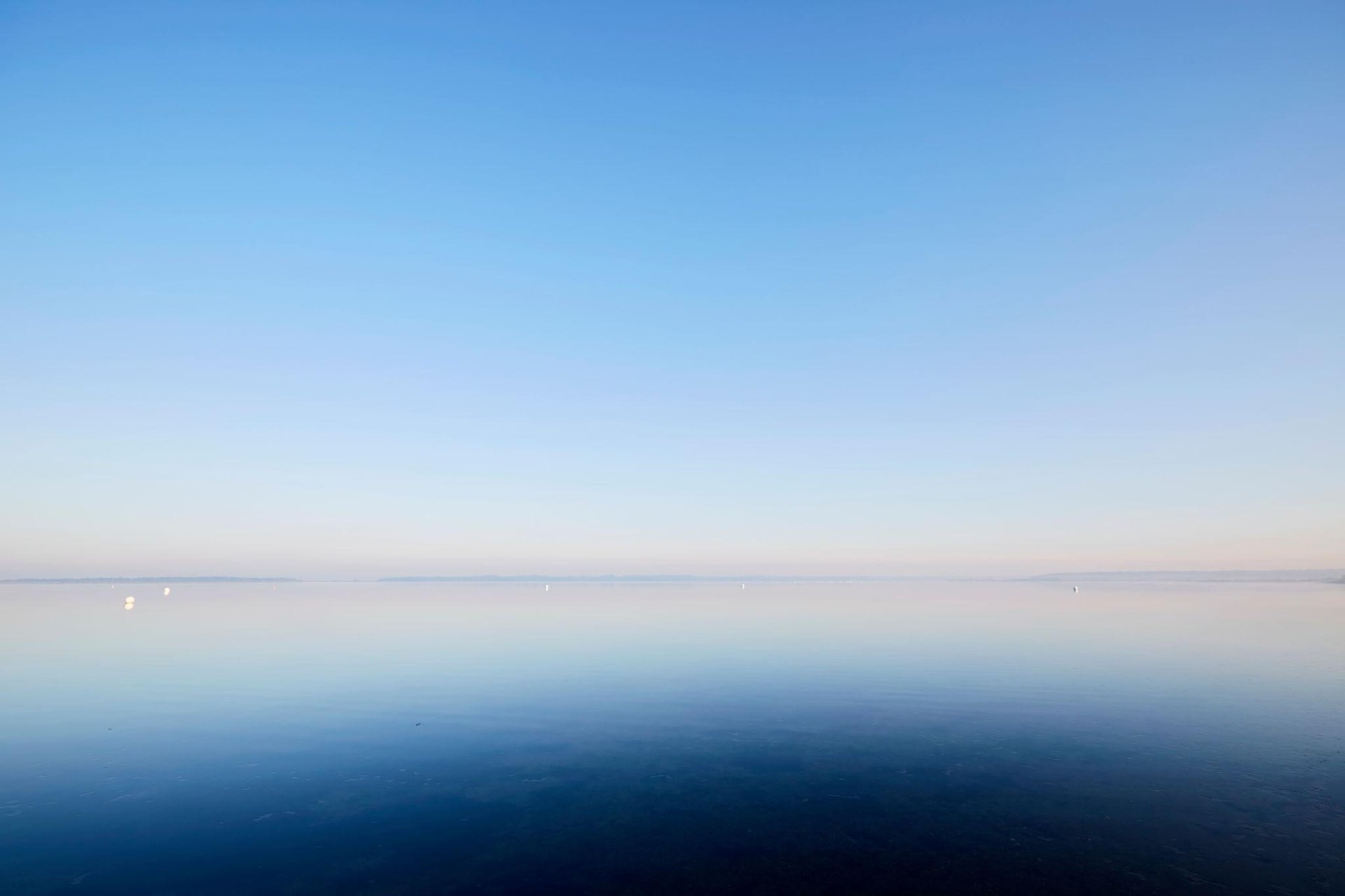 brown wooden ship's wheel