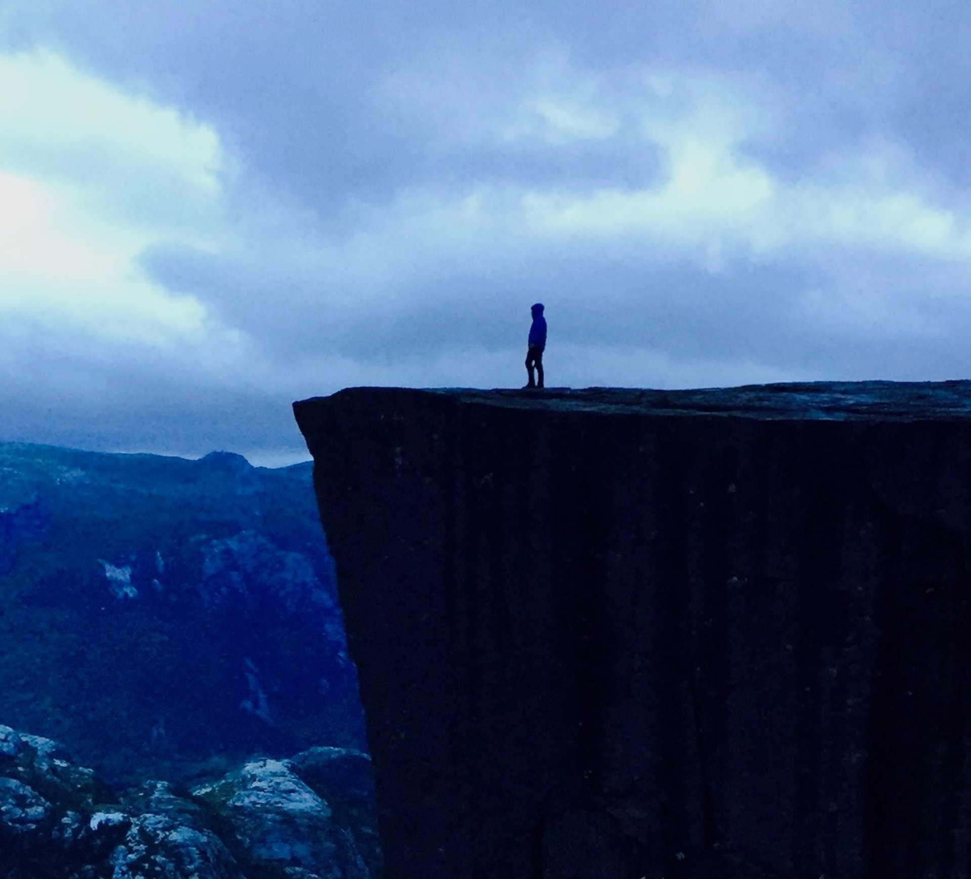 brown wooden ship's wheel