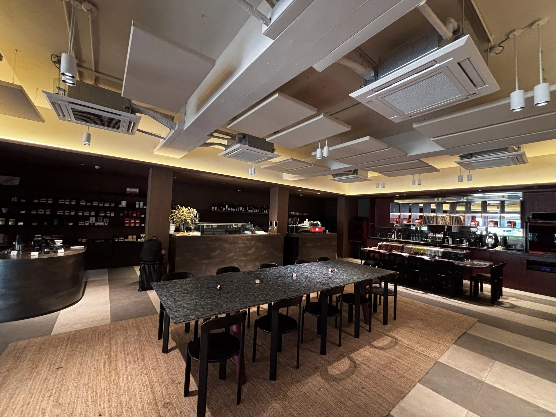 black and white bed linen