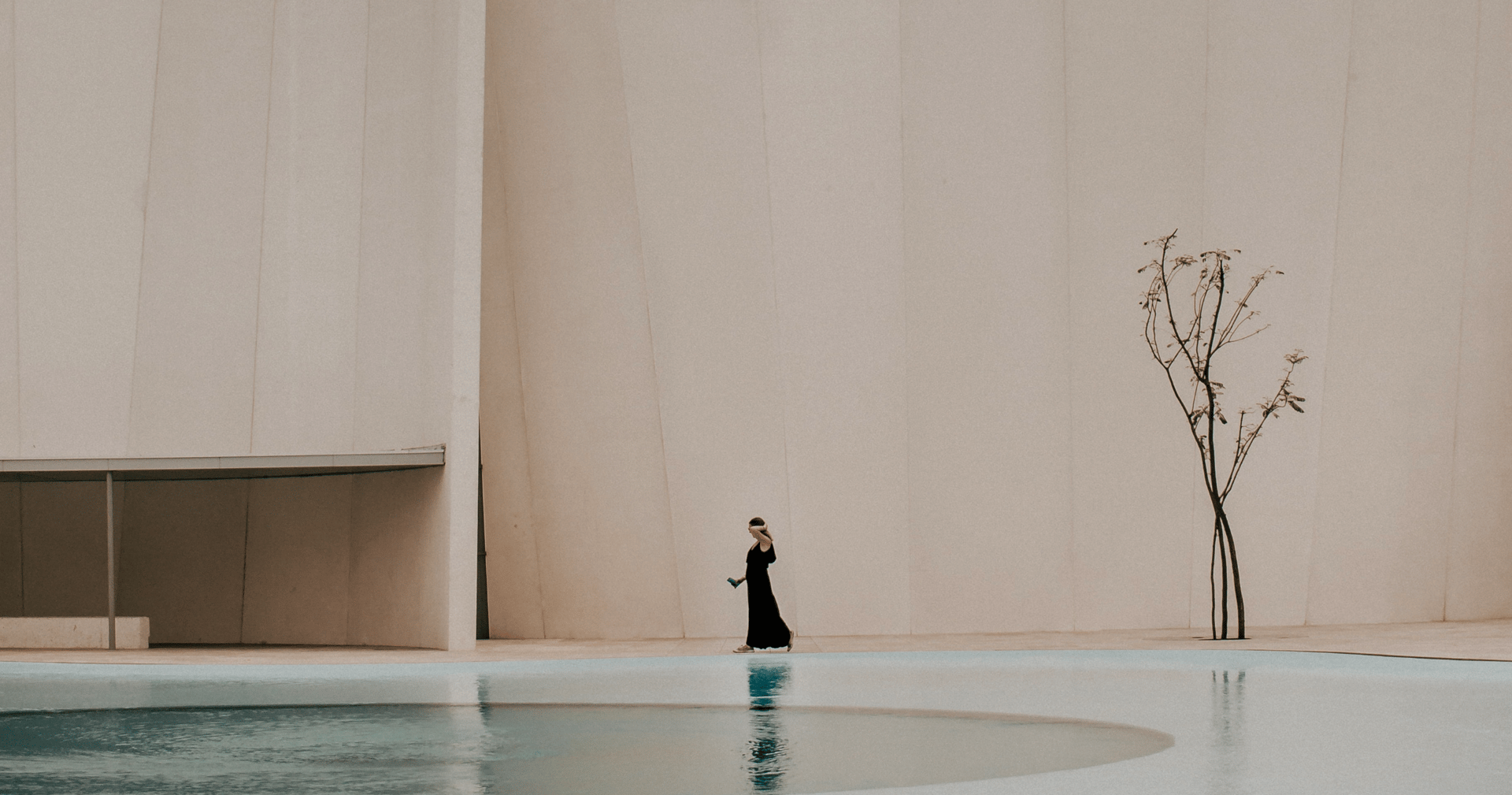 ocean waves crashing on shore during daytime