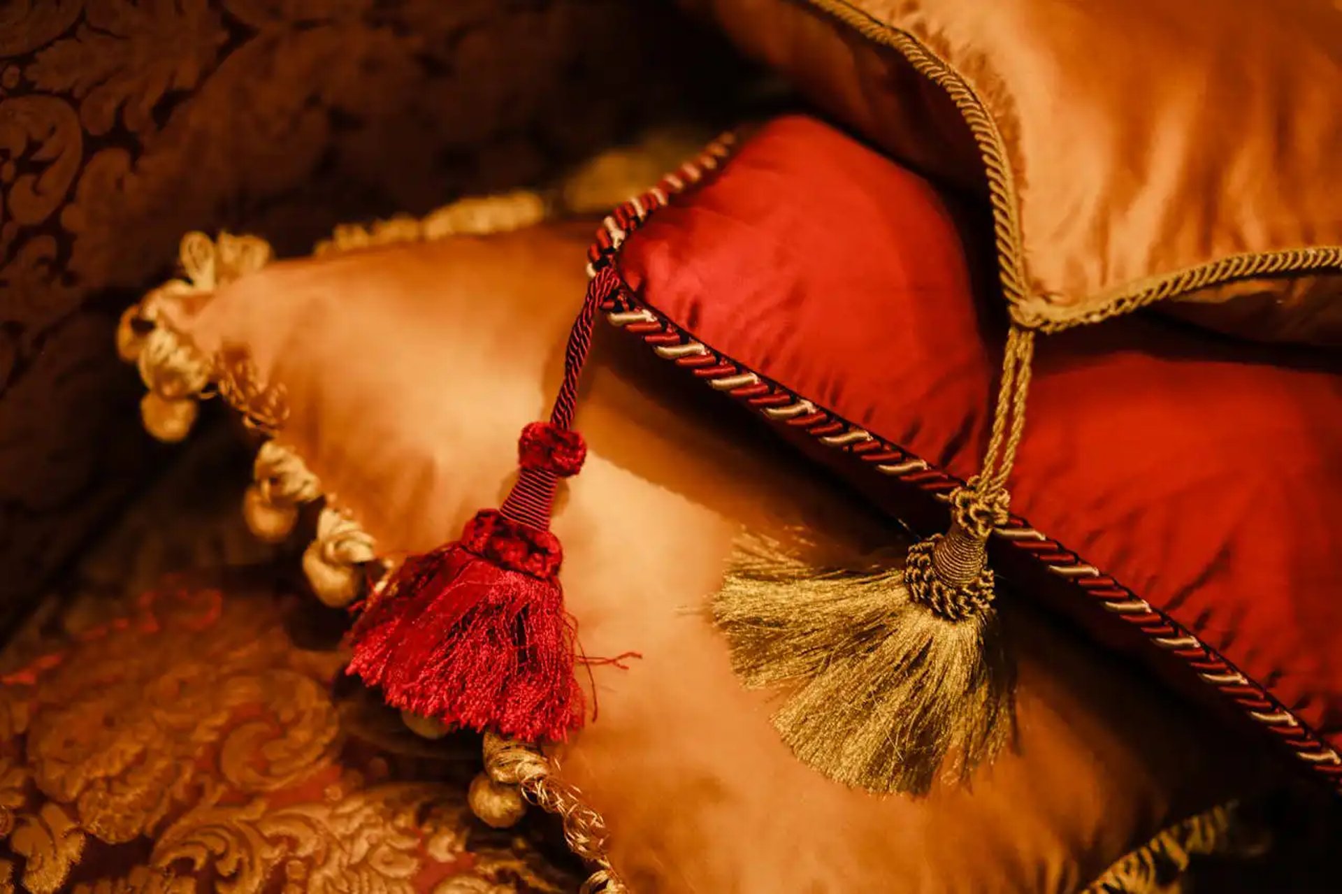 Plusieurs coussins aux couleurs vives à glands et passementeries