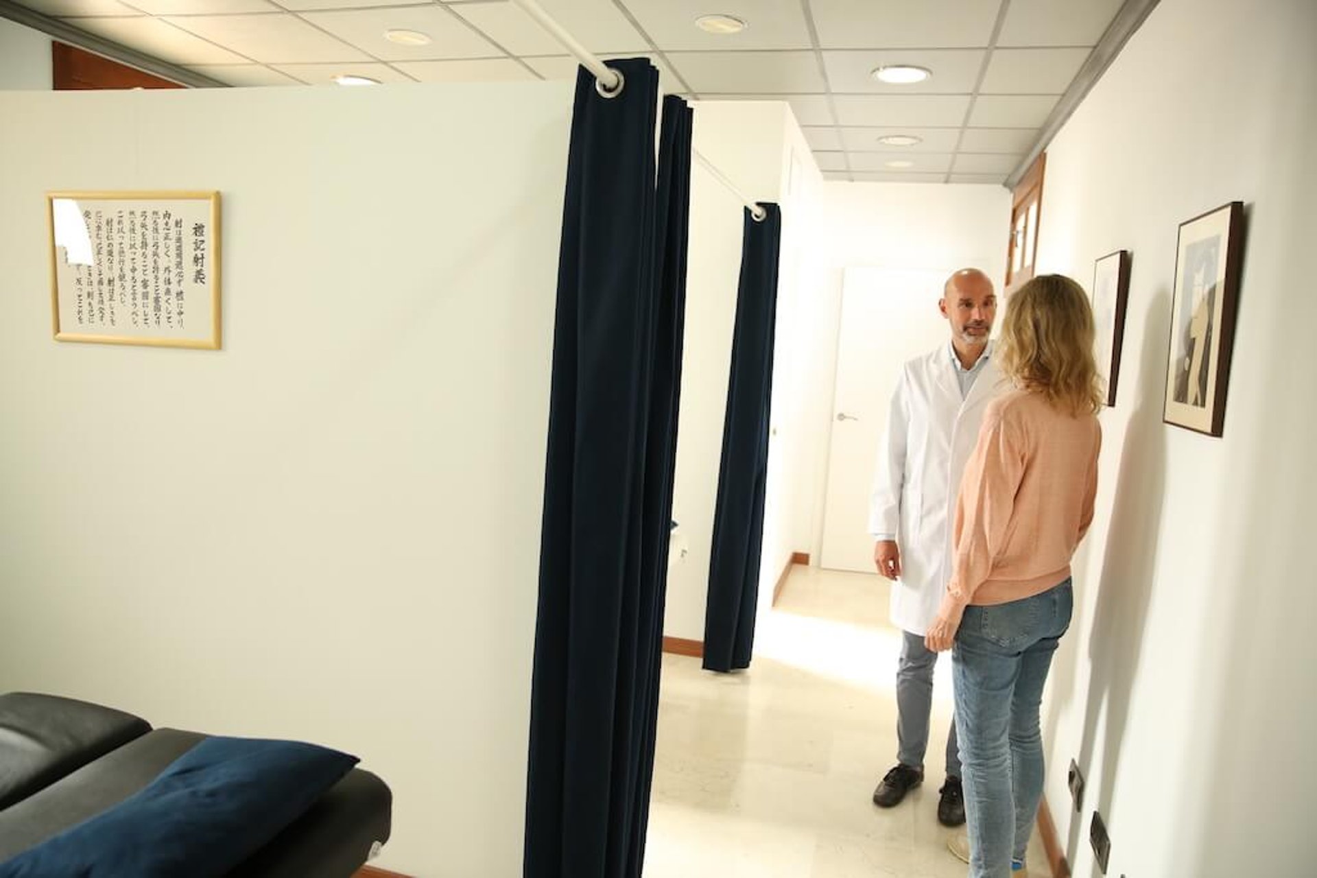 acupuntor hablando un paciente