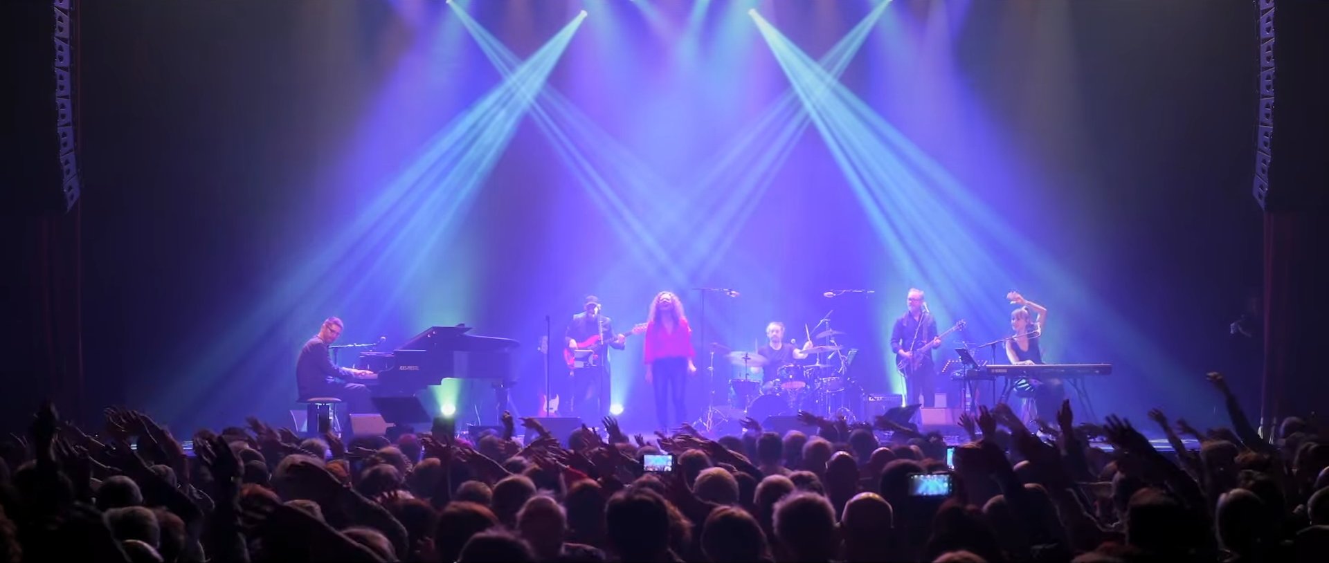 black and white bed linen