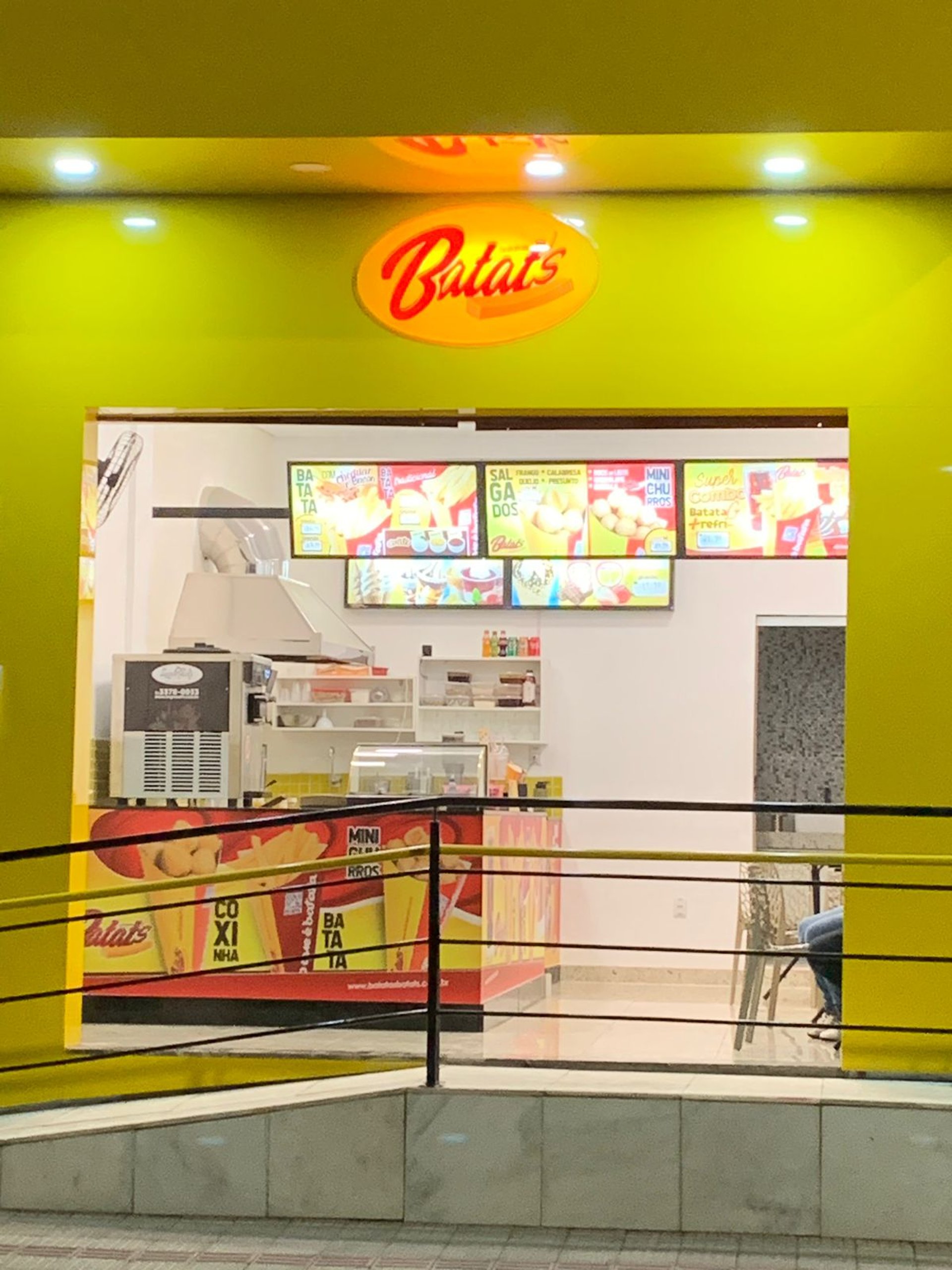 gray computer monitor