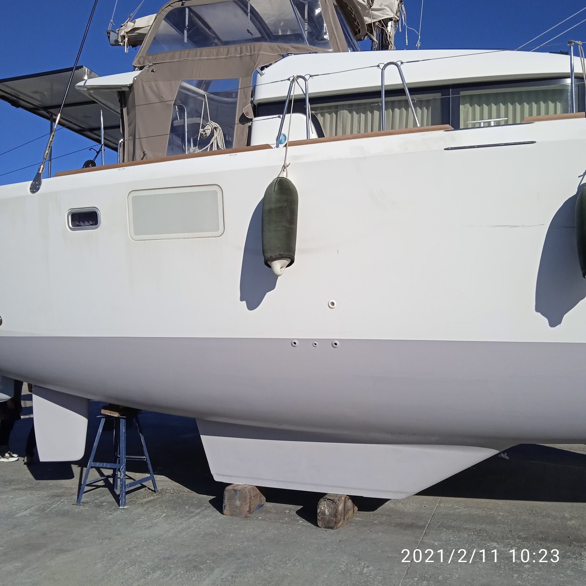an abstract photo of a curved building with a blue sky in the background