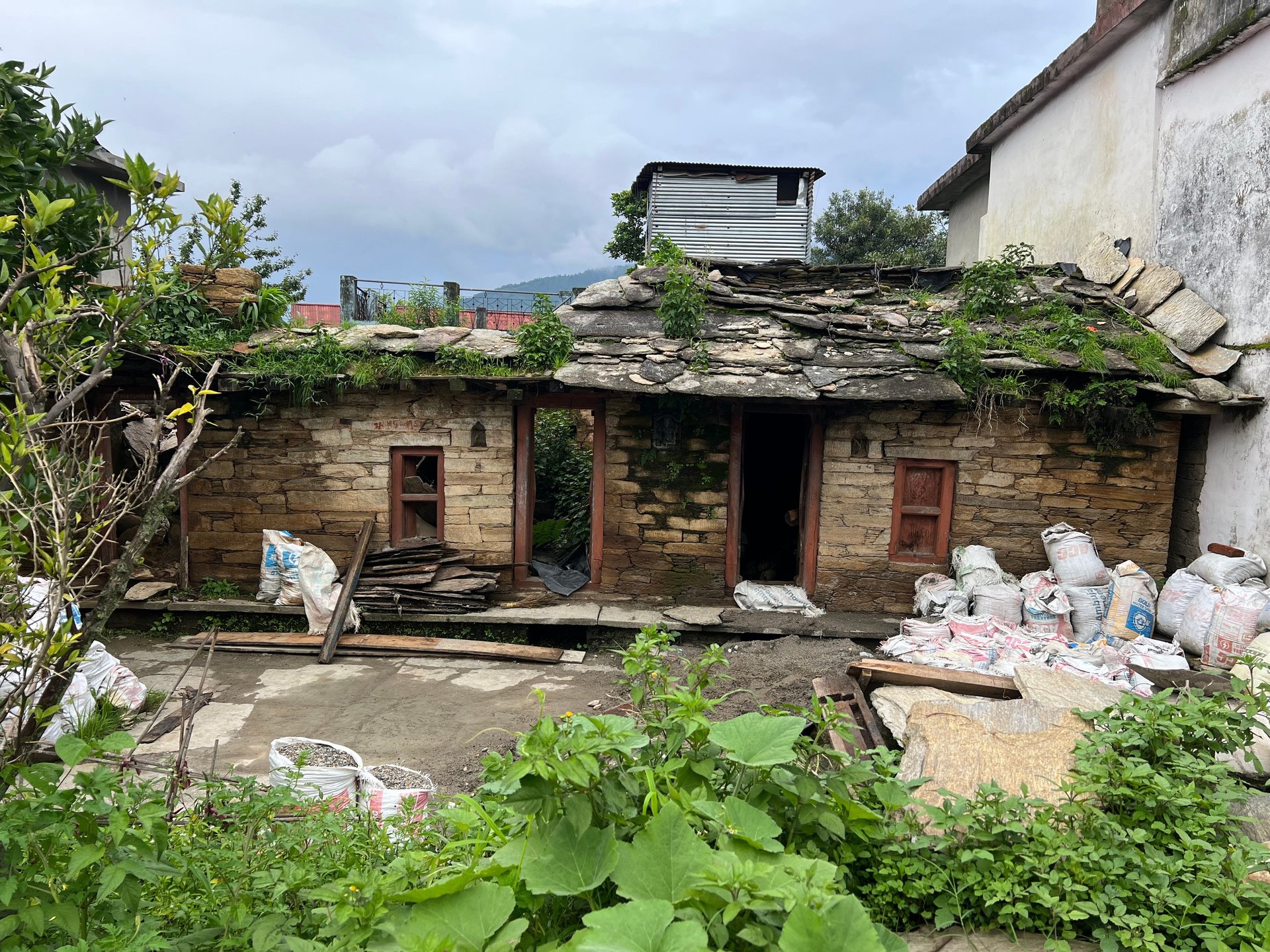 brown wooden house near lake surrounded by green trees during daytime