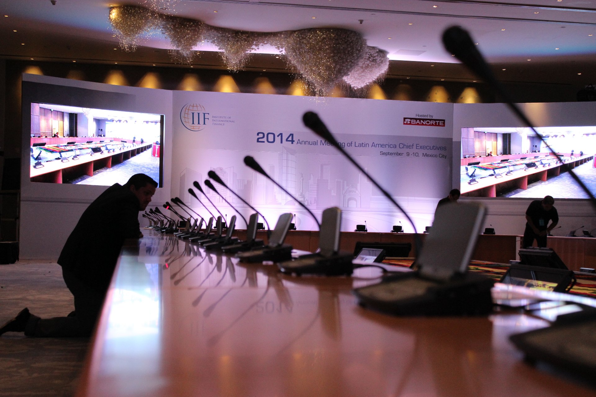 black and white bed linen