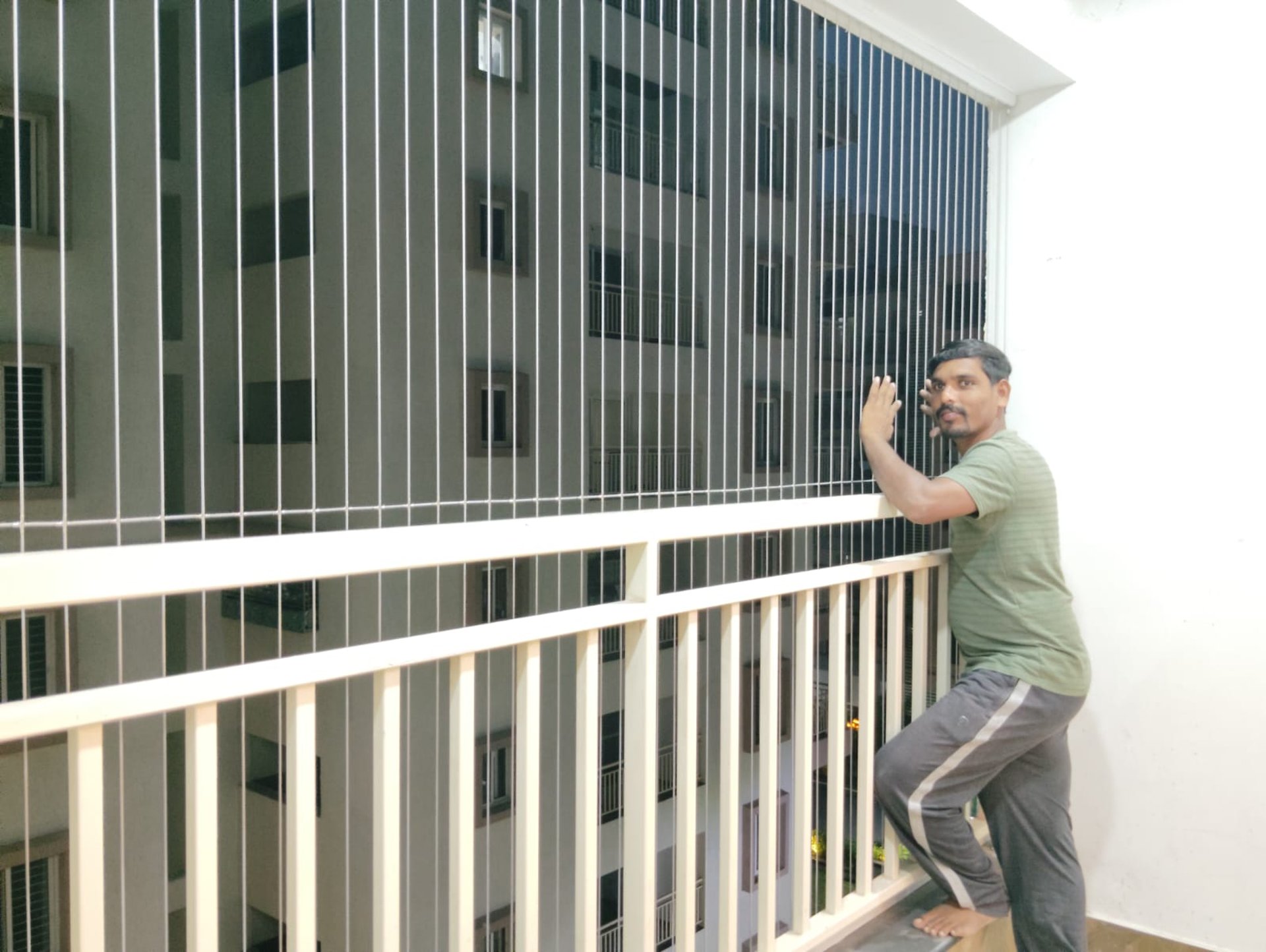 gray computer monitor