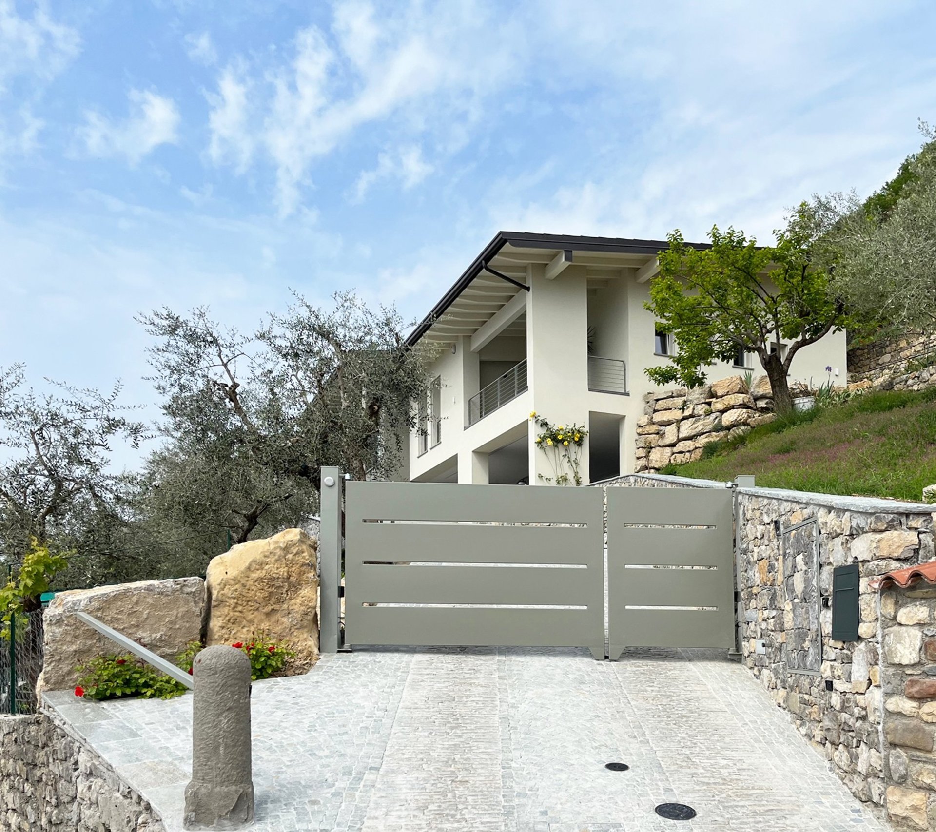 gray computer monitor