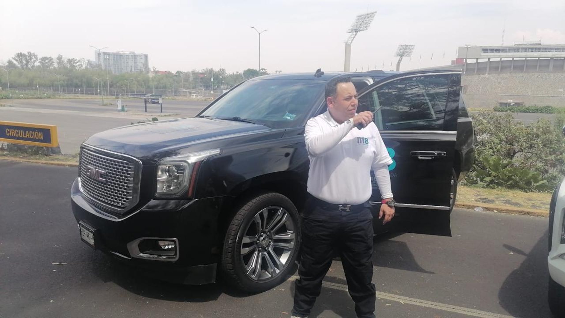 gray computer monitor