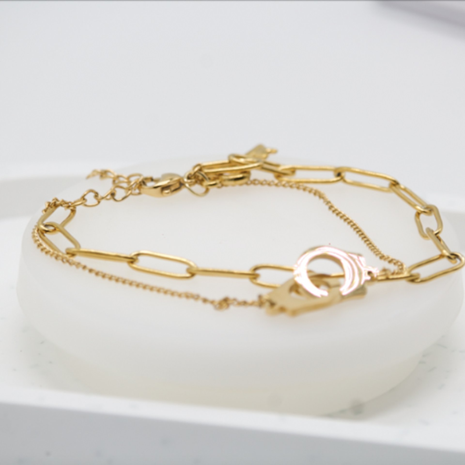 gray computer monitor