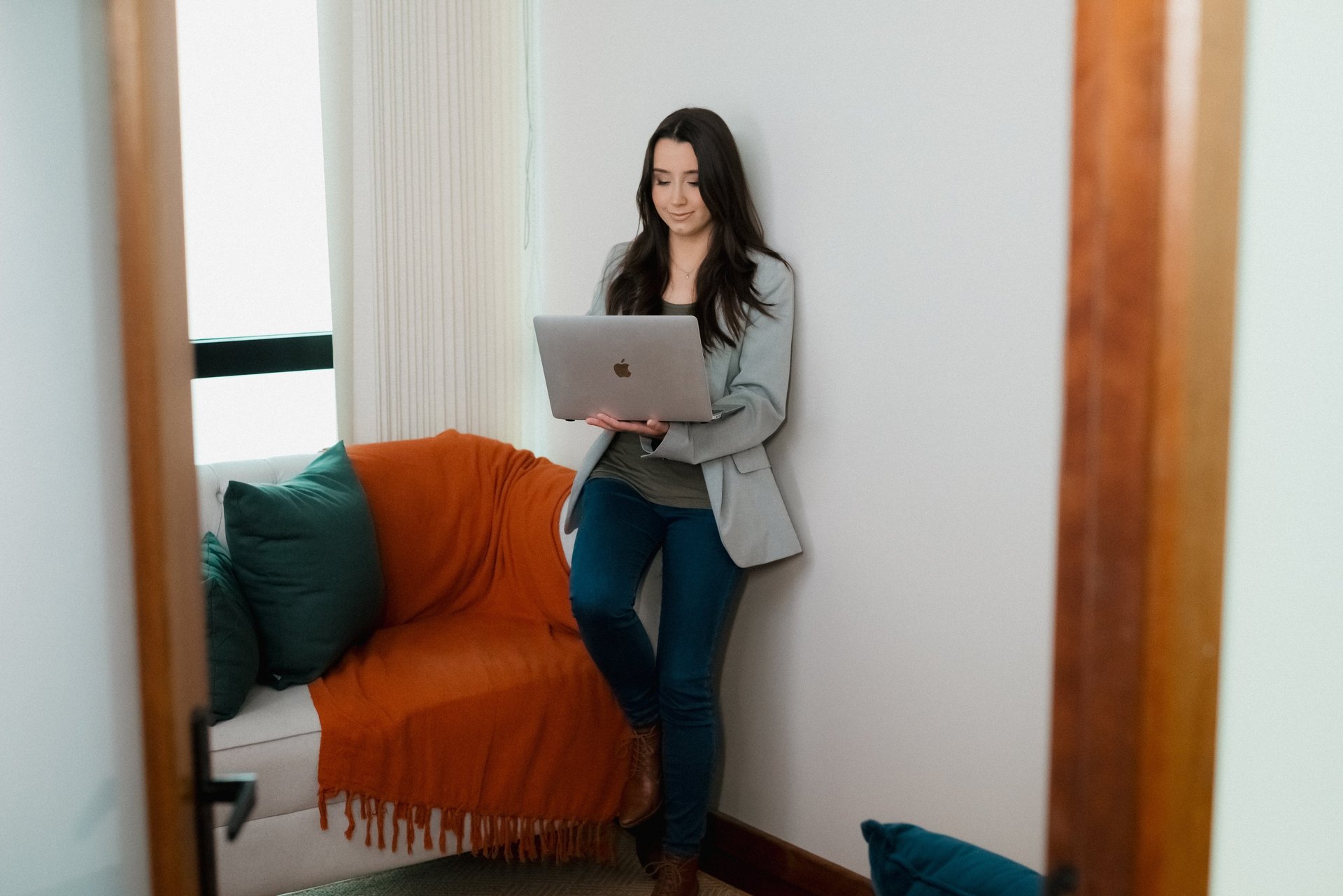 gray computer monitor