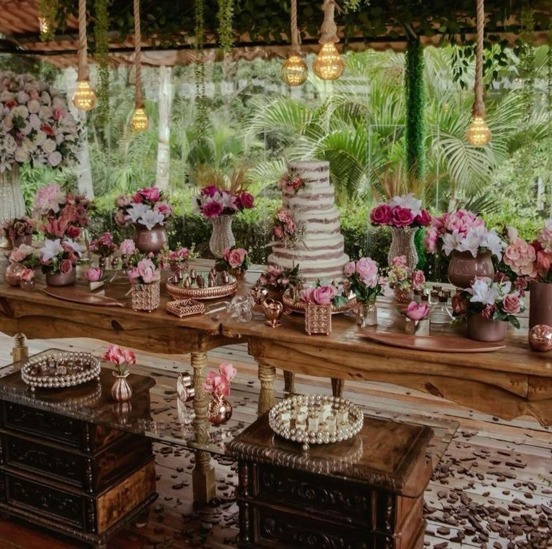 gray computer monitor