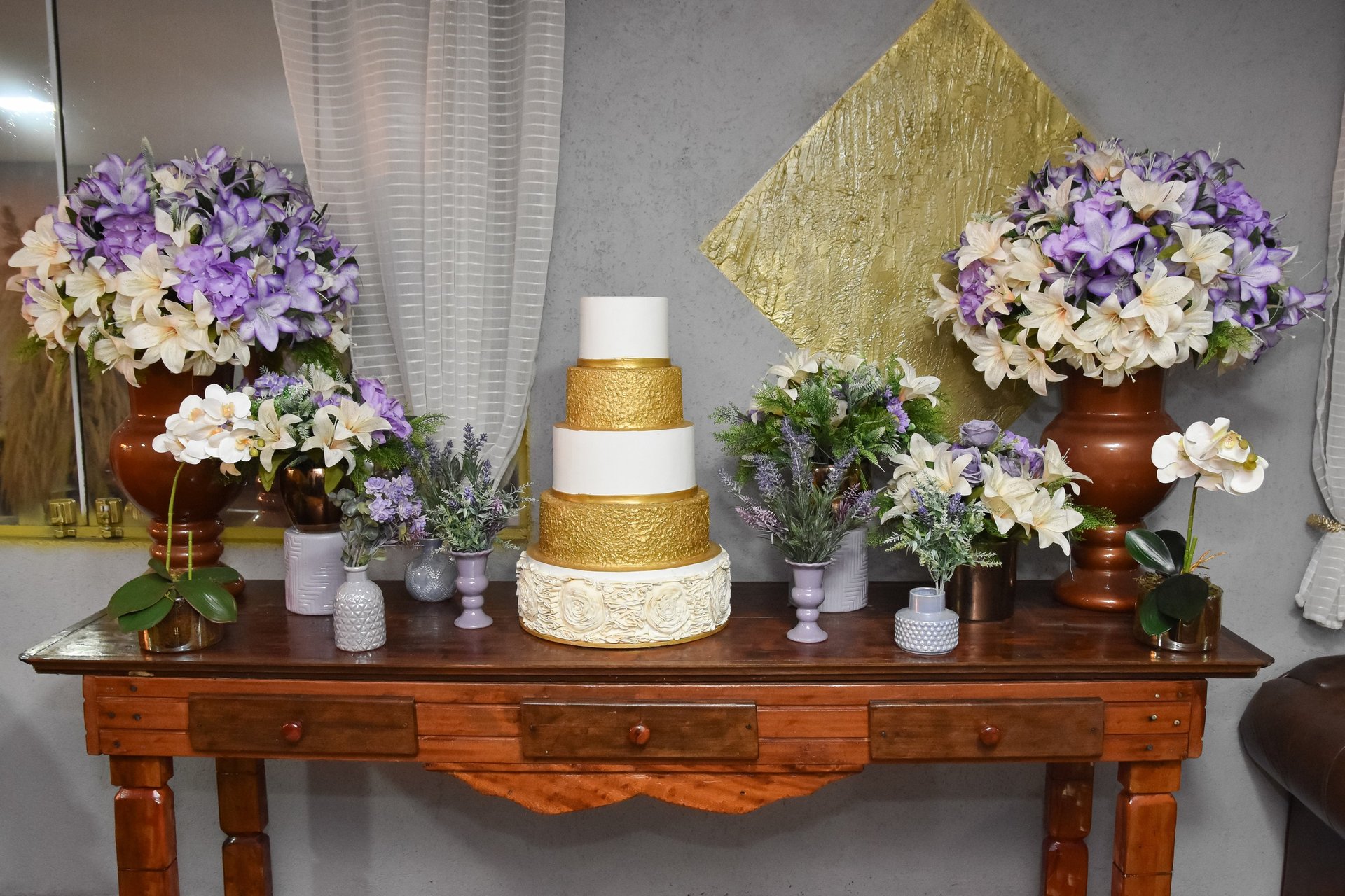 gray computer monitor