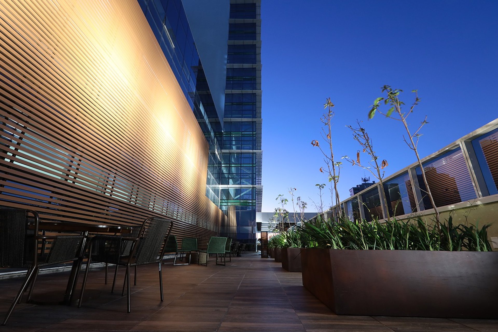 gray computer monitor