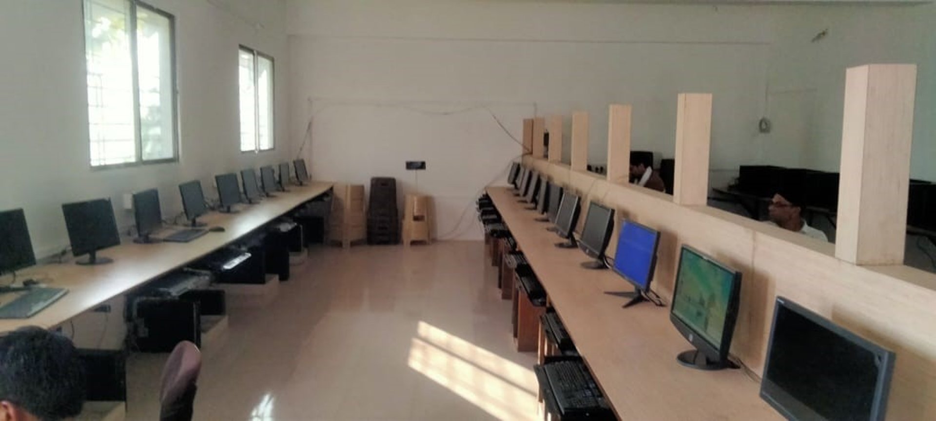 gray computer monitor