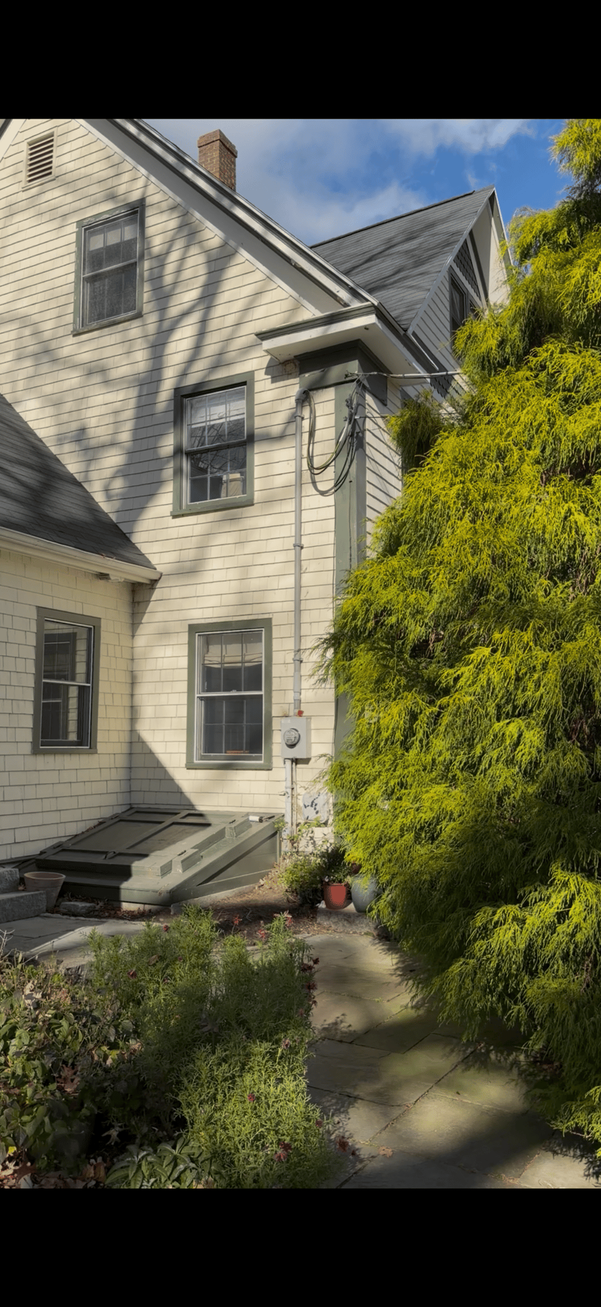 gray computer monitor