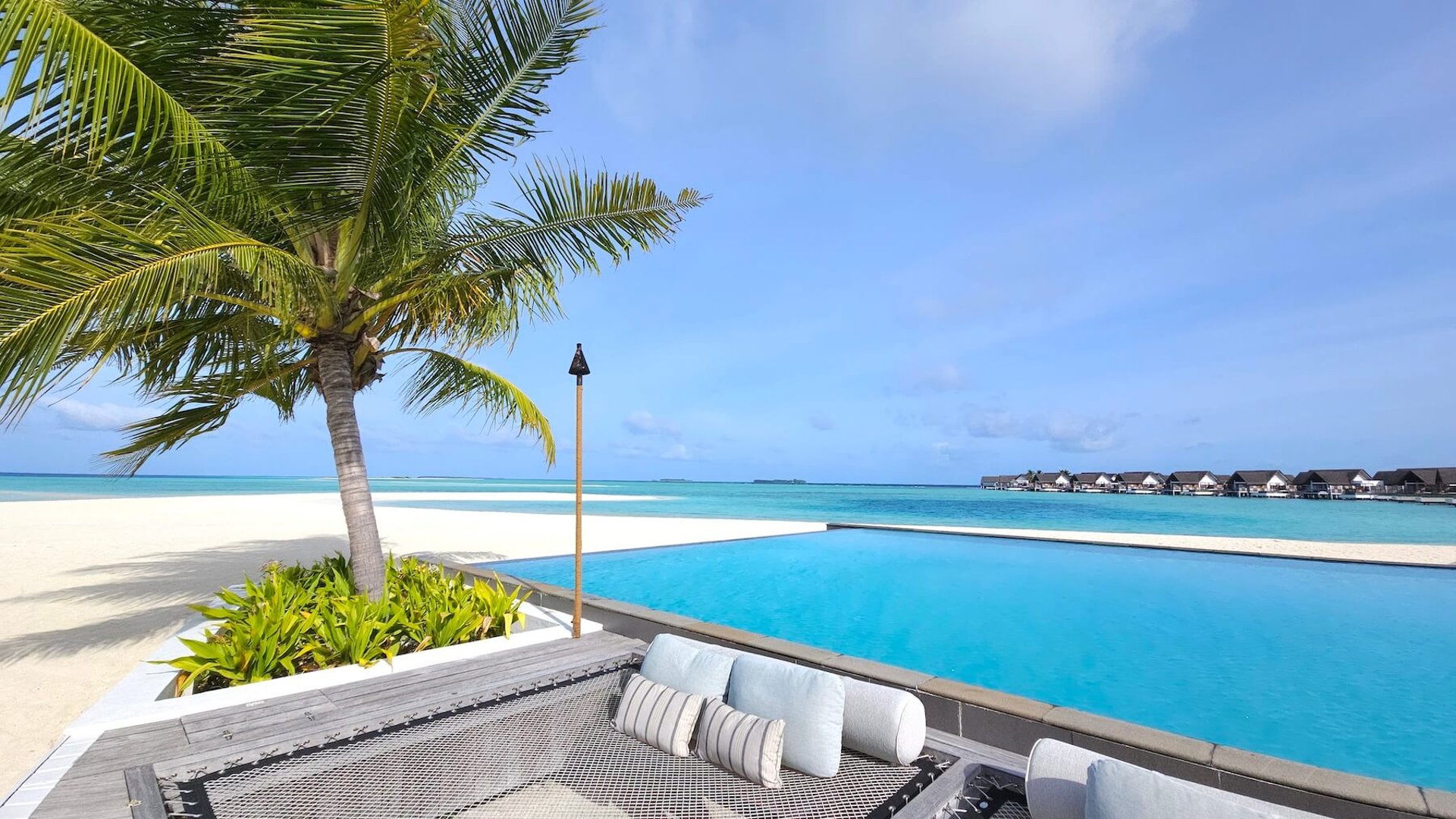 Four Seasons Landaa Main Pool Seating