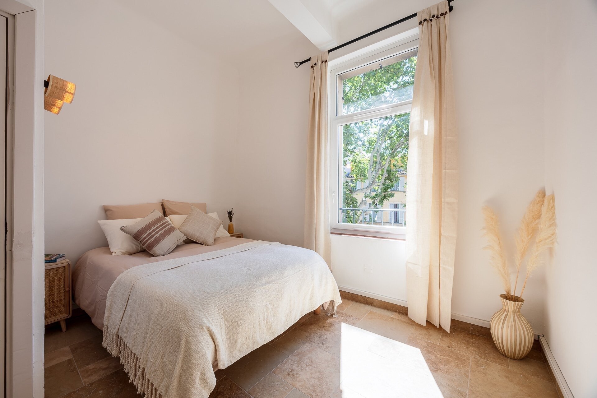 black and white bed linen