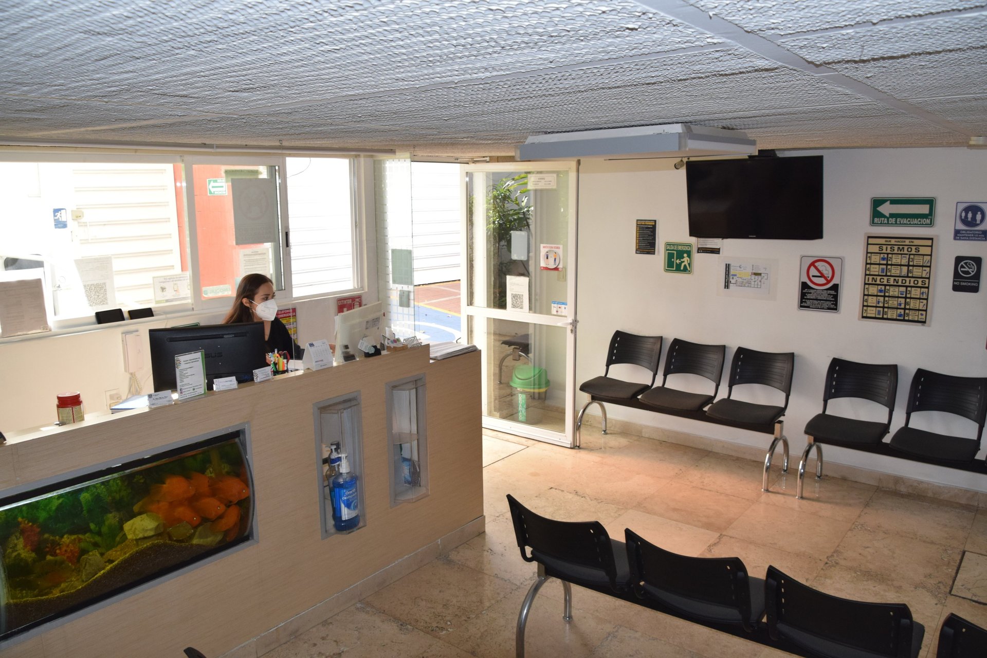 gray computer monitor