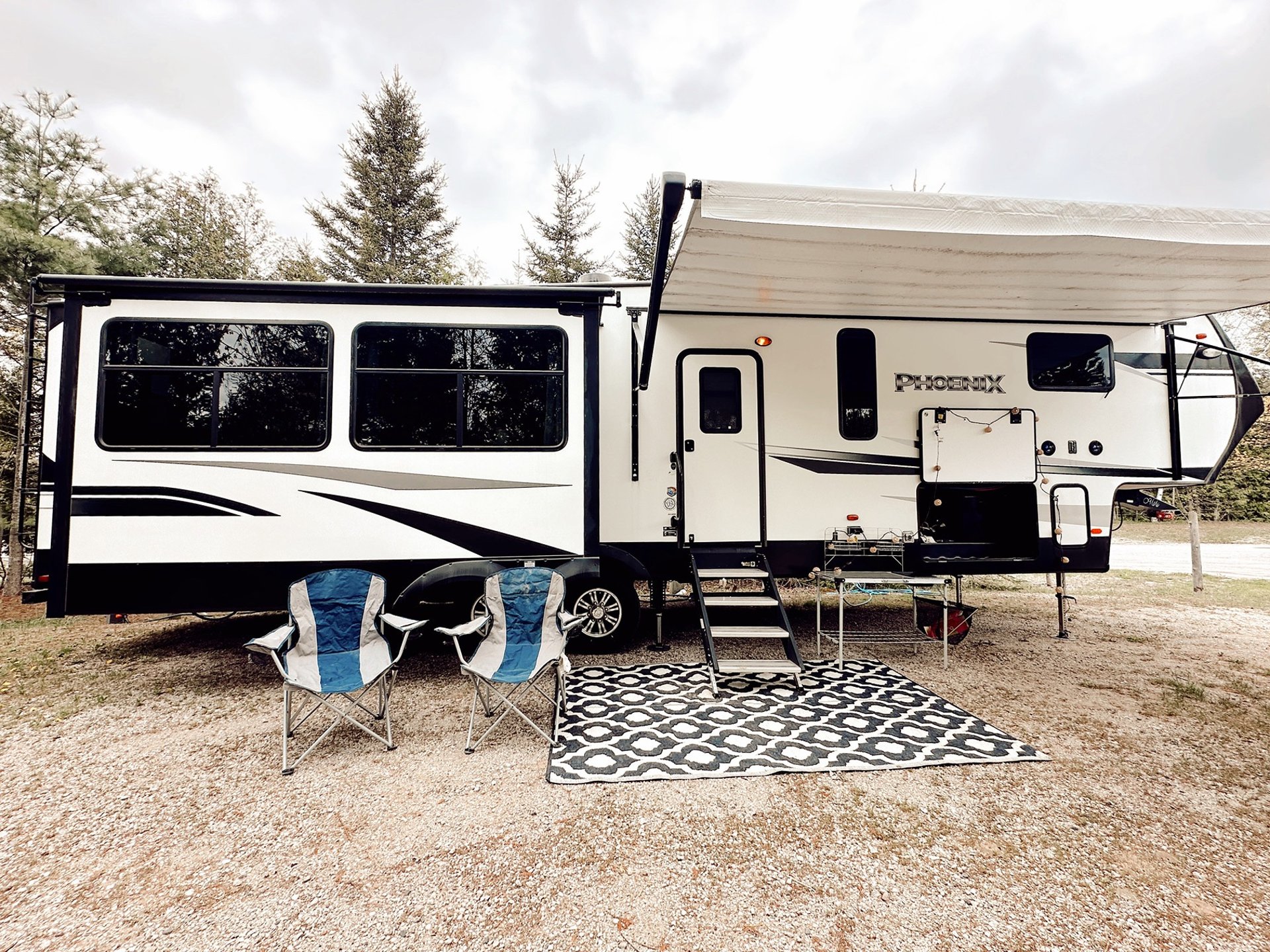 black and white bed linen