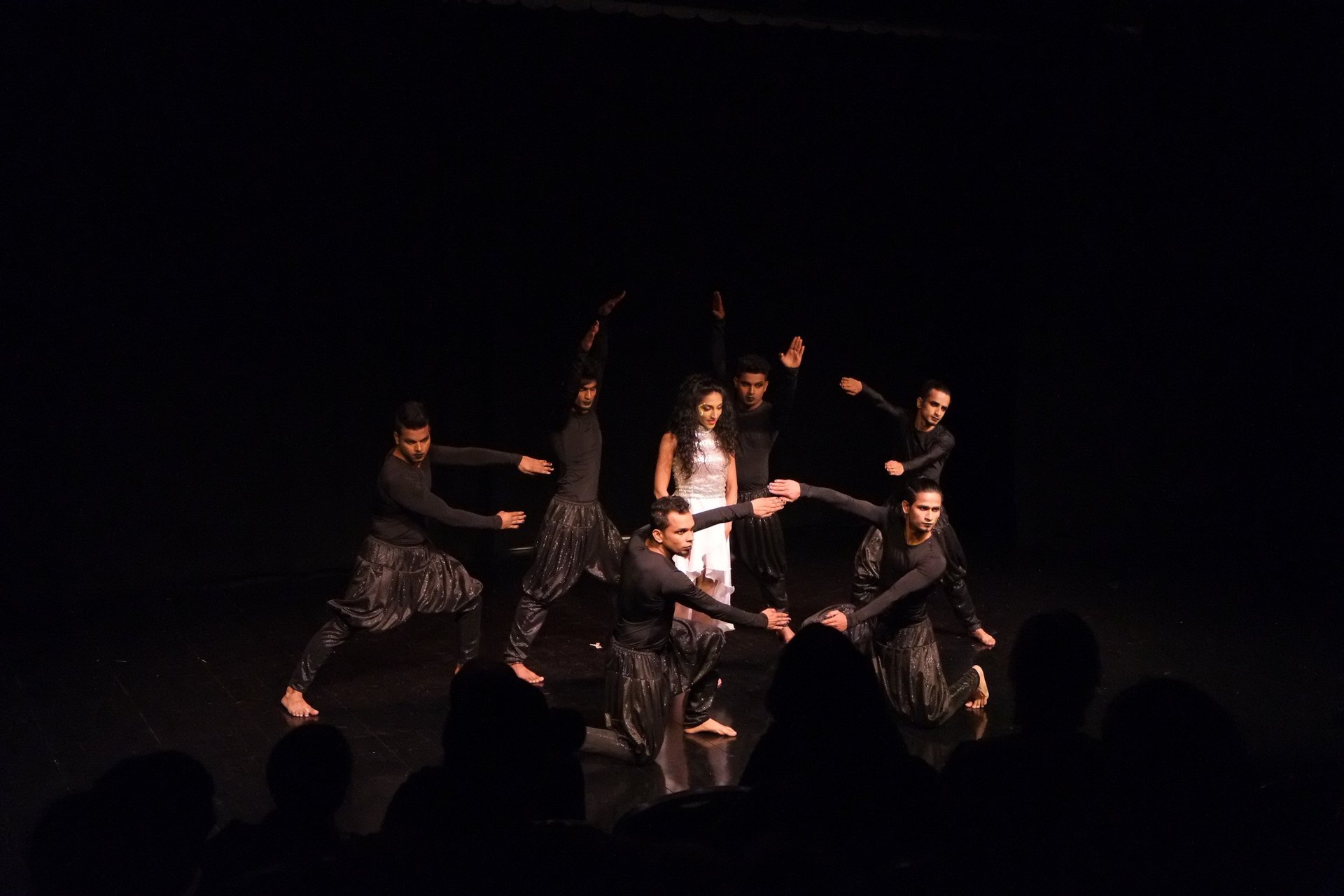 gray computer monitor