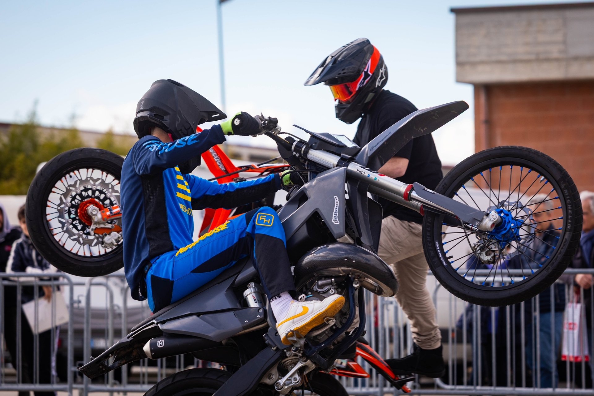 black and white bed linen
