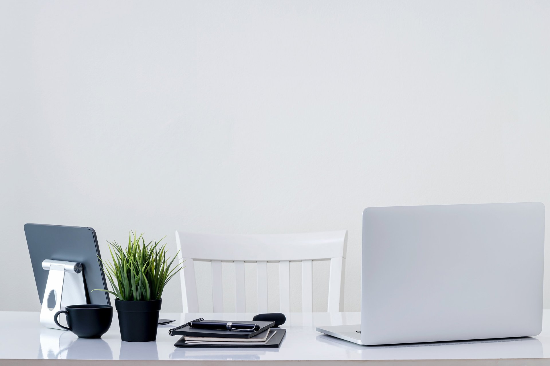 gray computer monitor
