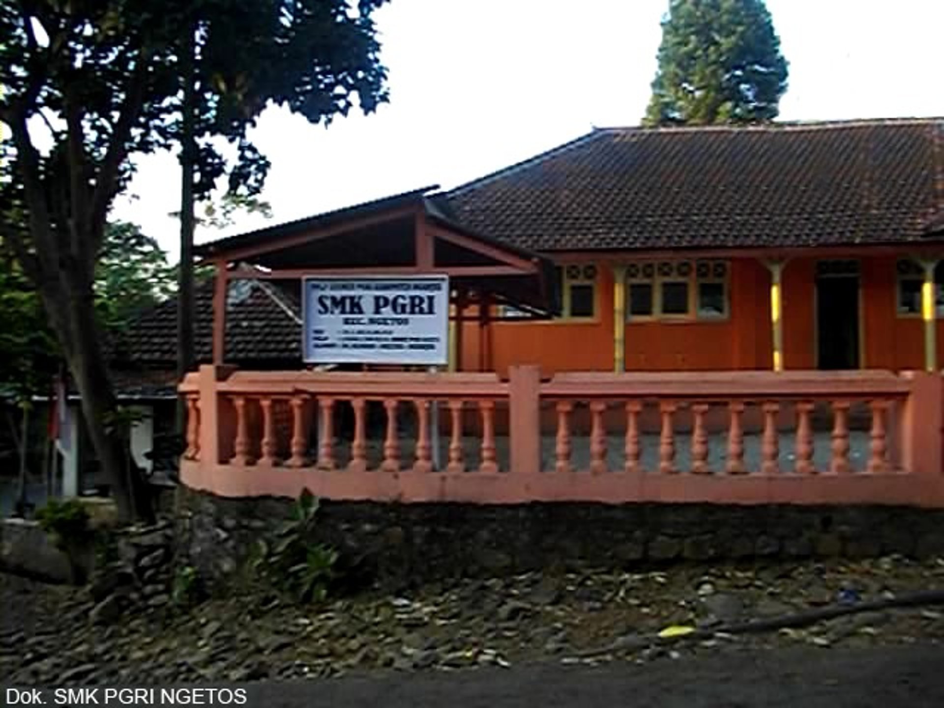 gray computer monitor