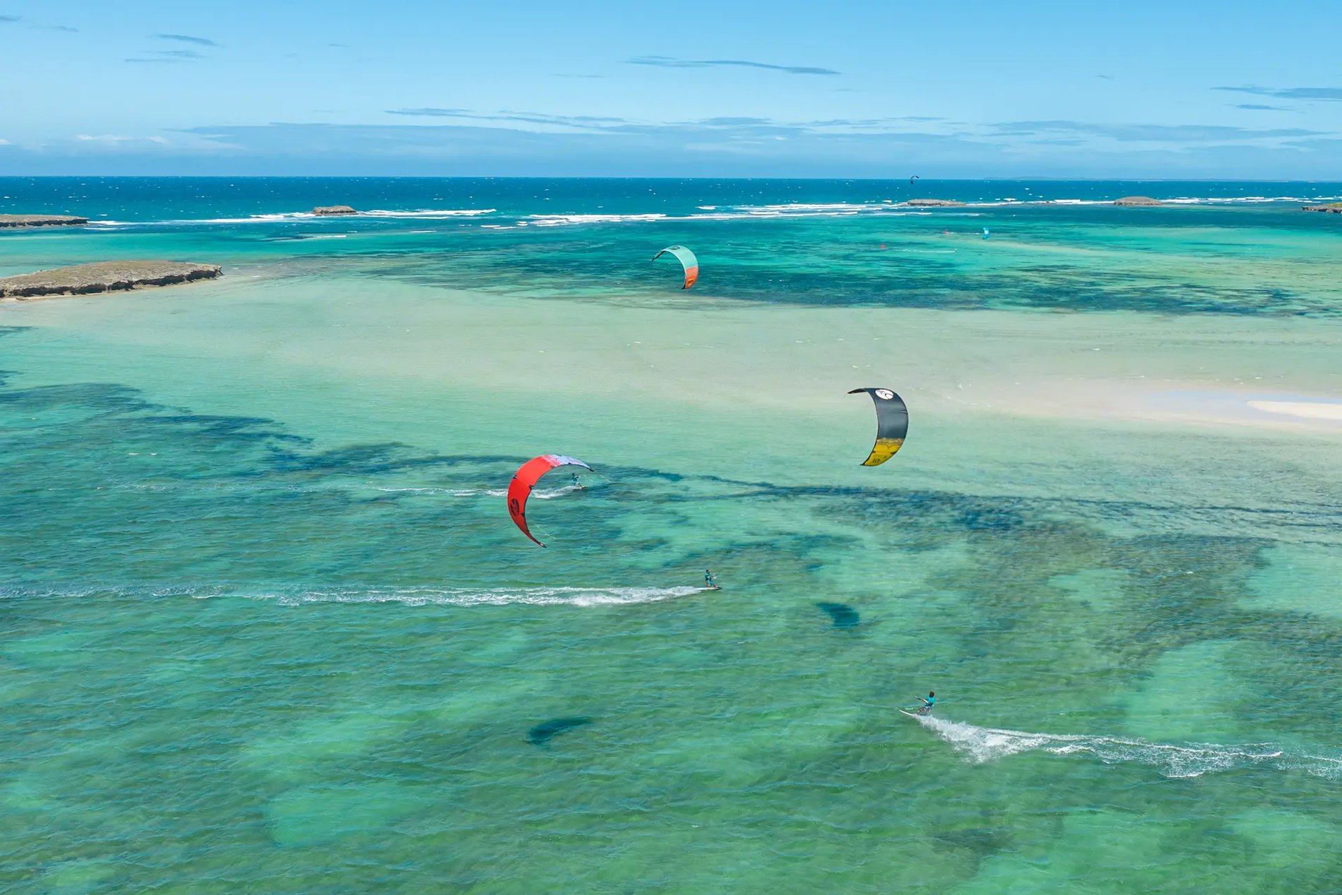Cours de kitesurf avec moniteur à la baie de Sakalava devant Ocean Lodge Madagascar