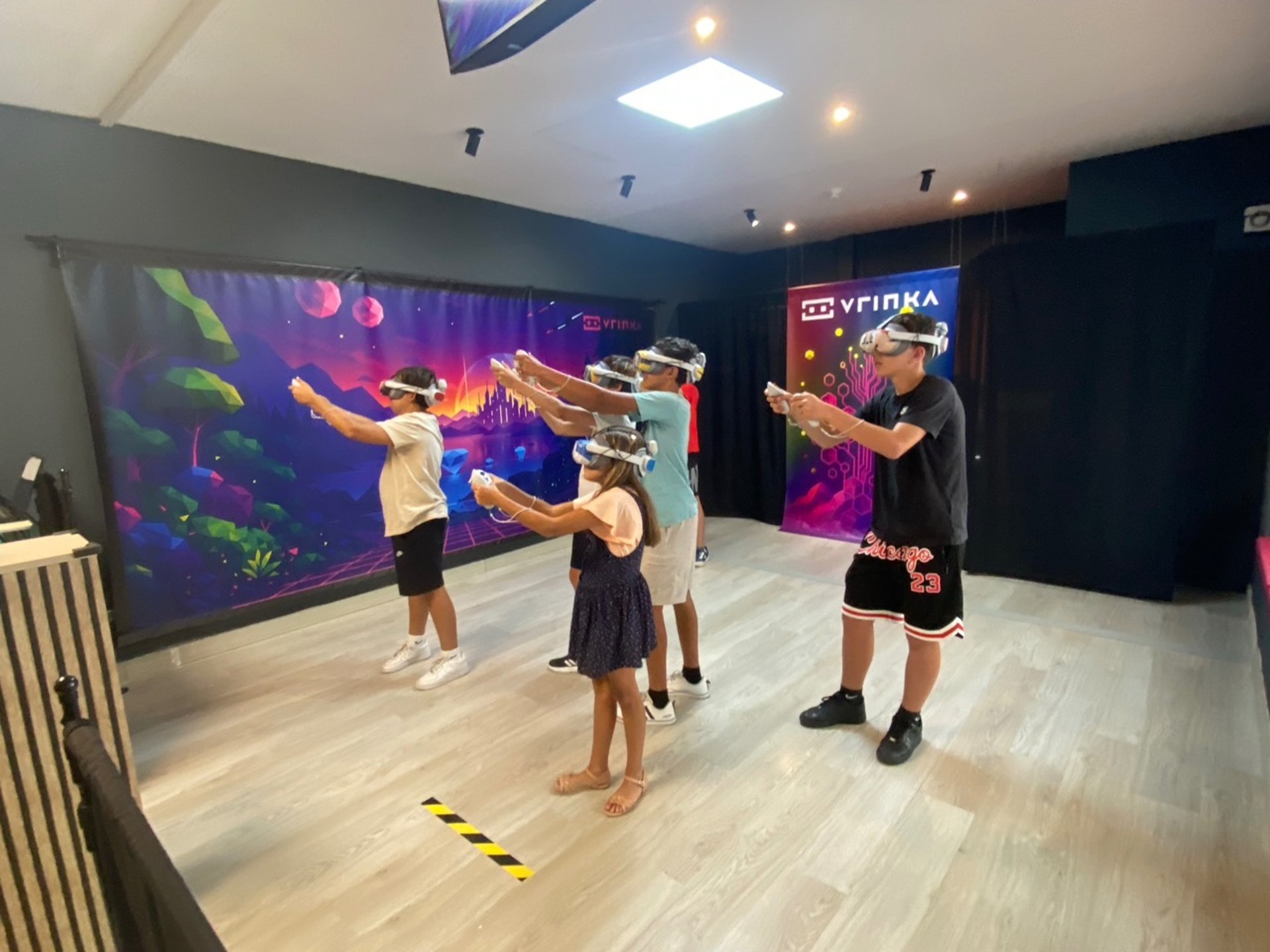 Niños celebran su cumpleaños en VRINKA