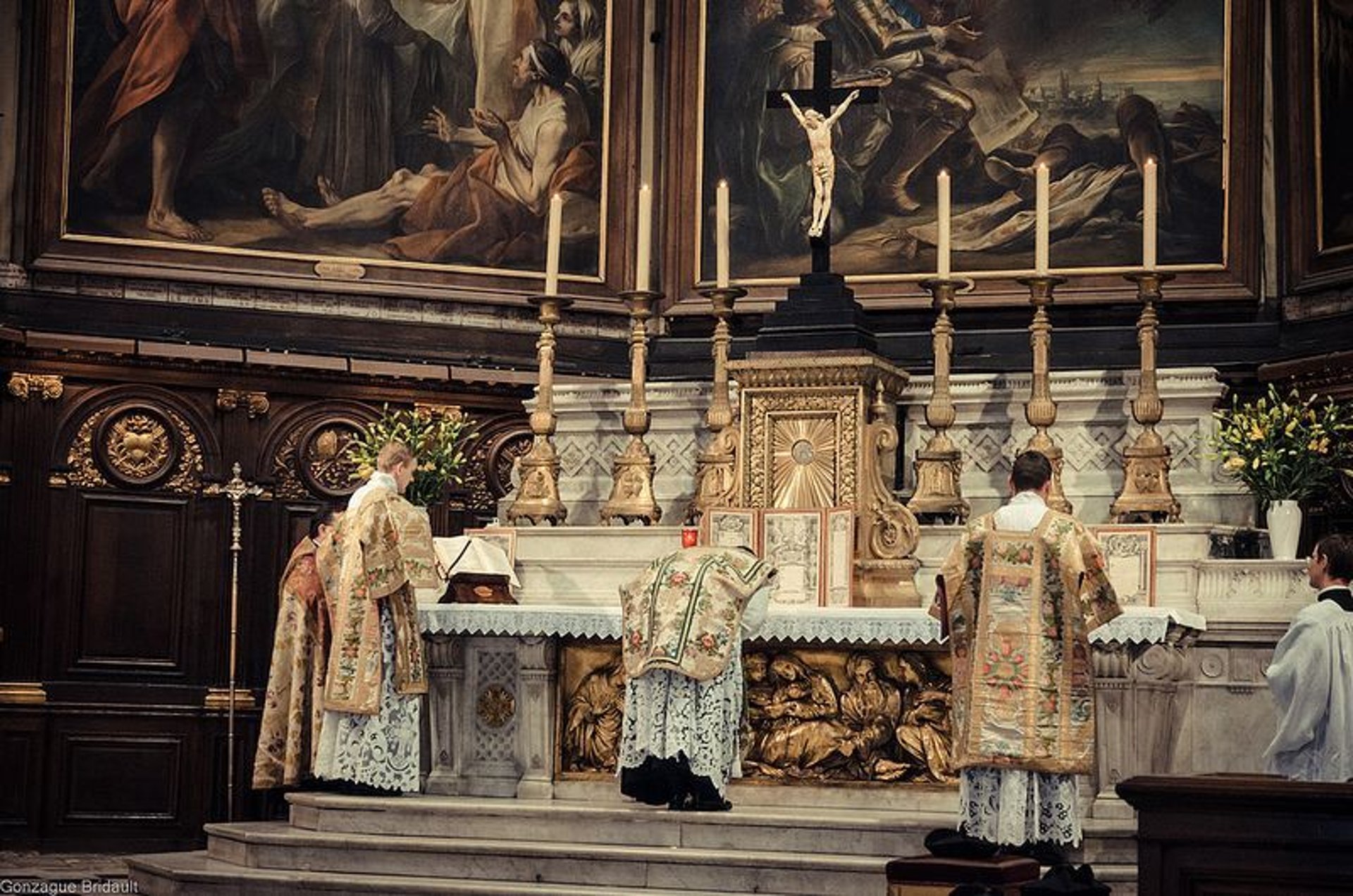 black and white bed linen