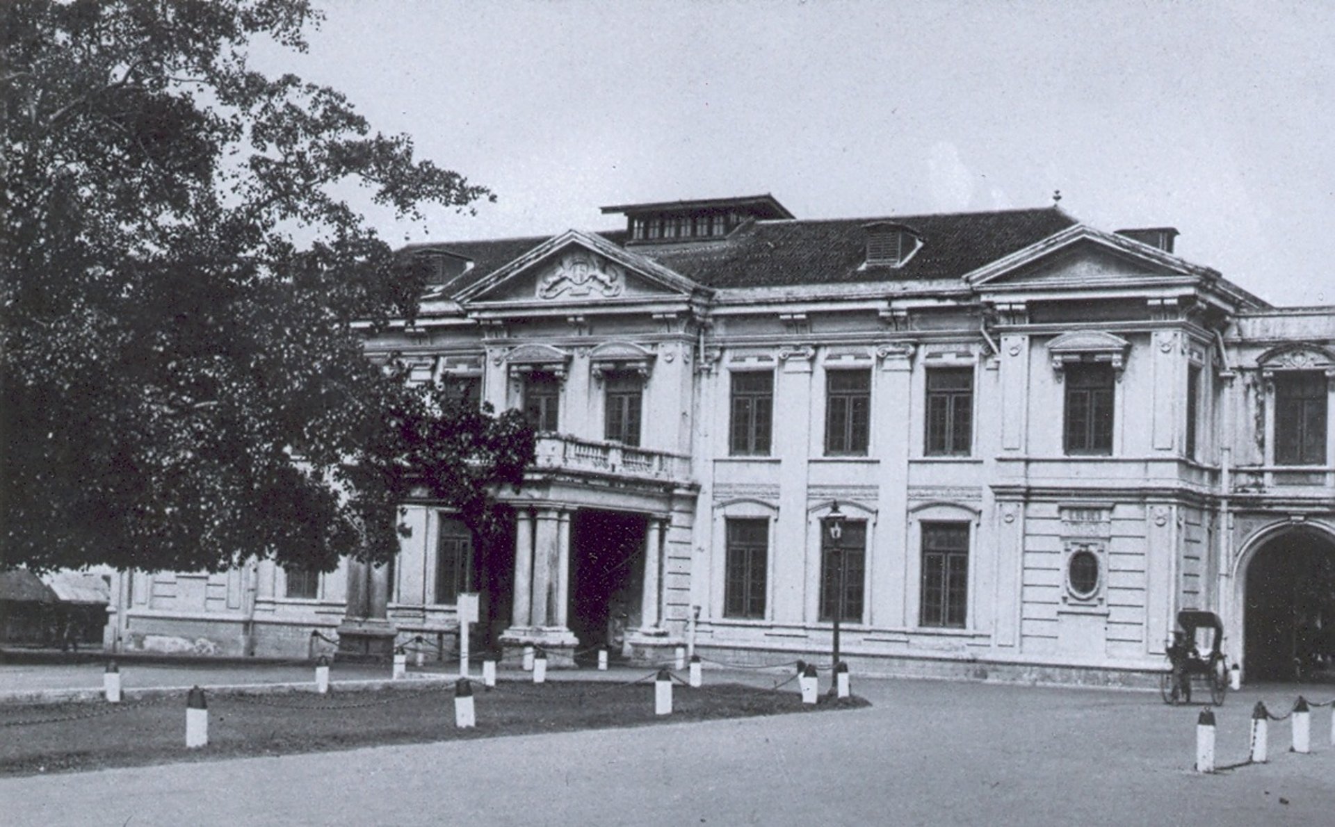 black and brown leather padded tub sofa