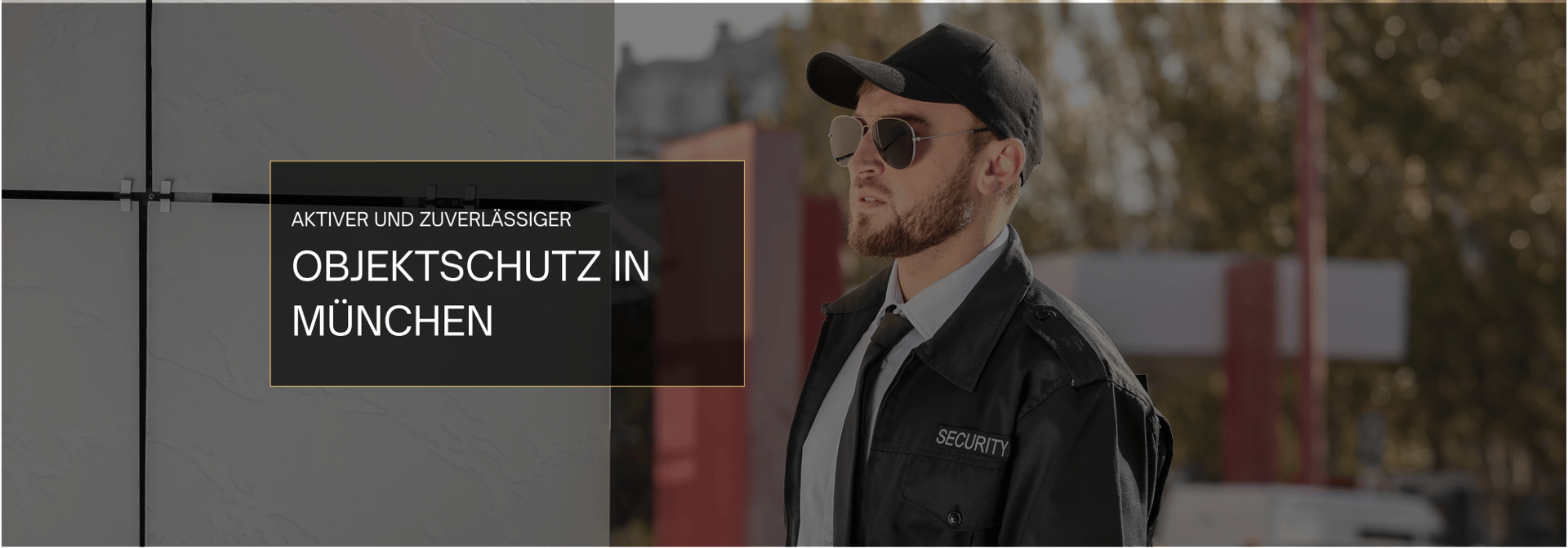 Sicherheitsmitarbeiter in "SECURITY"-Uniform vor einem modernen Gebäude.