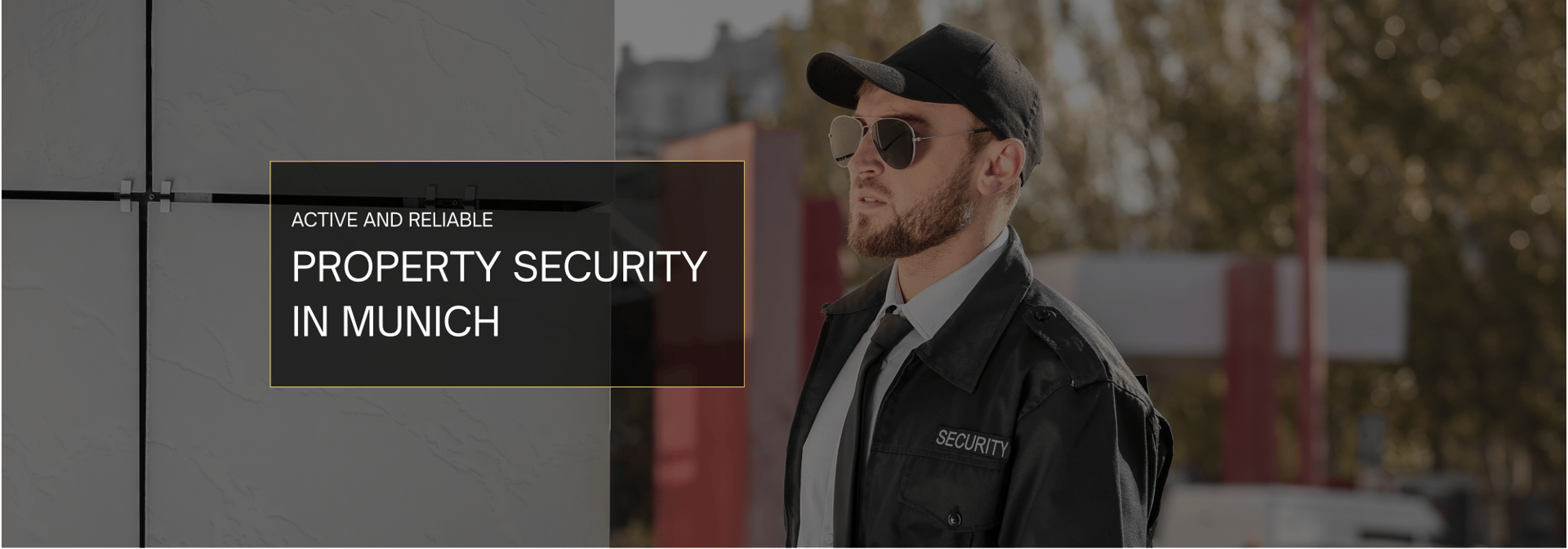 Sicherheitsmitarbeiter in "SECURITY"-Uniform vor einem modernen Gebäude.