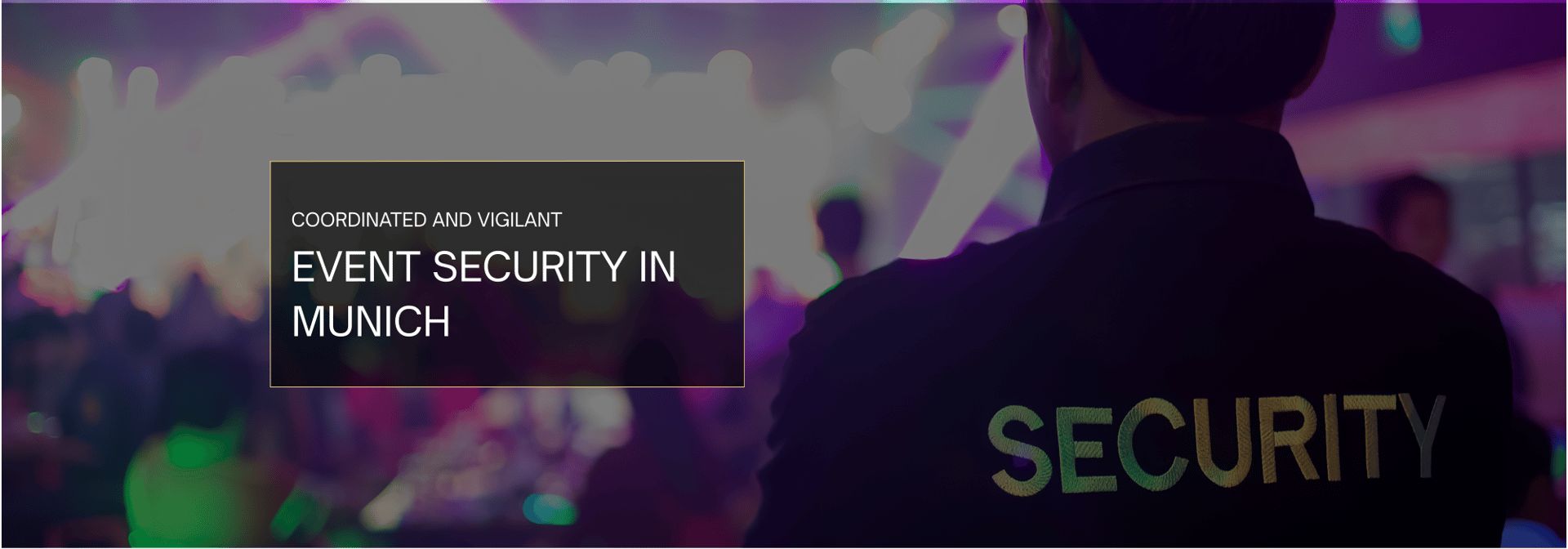 Security-Personal in dunkler "SECURITY"-Kleidung in beleuchteter Eventlocation mit Publikum.