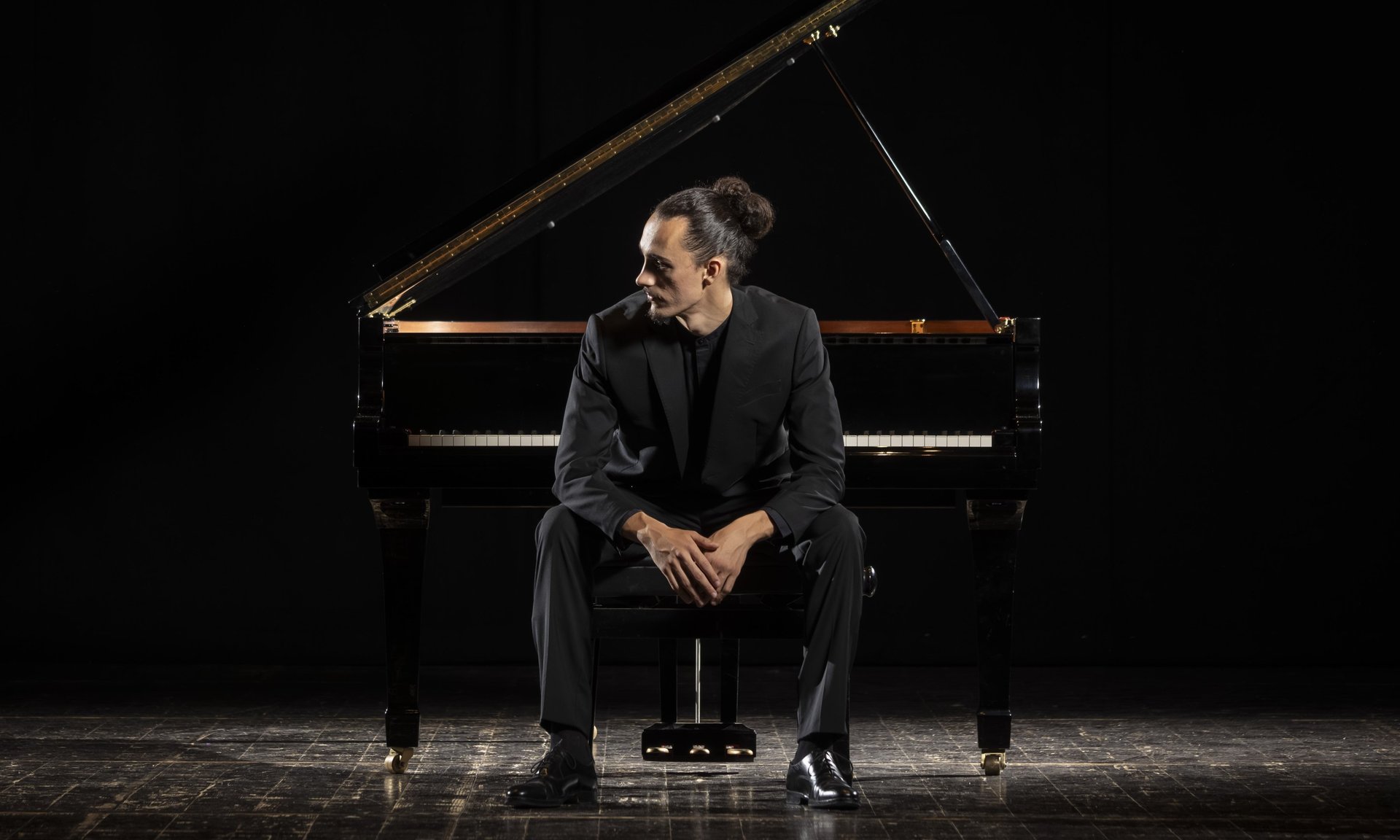 black and white bed linen