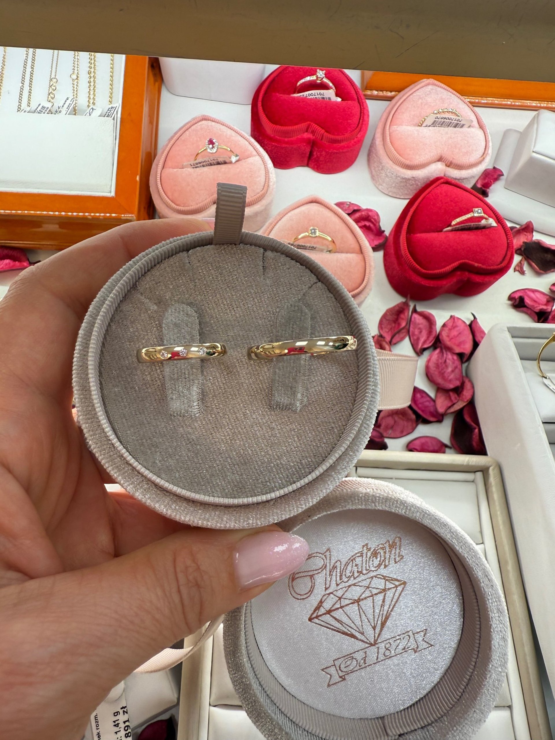 gray computer monitor