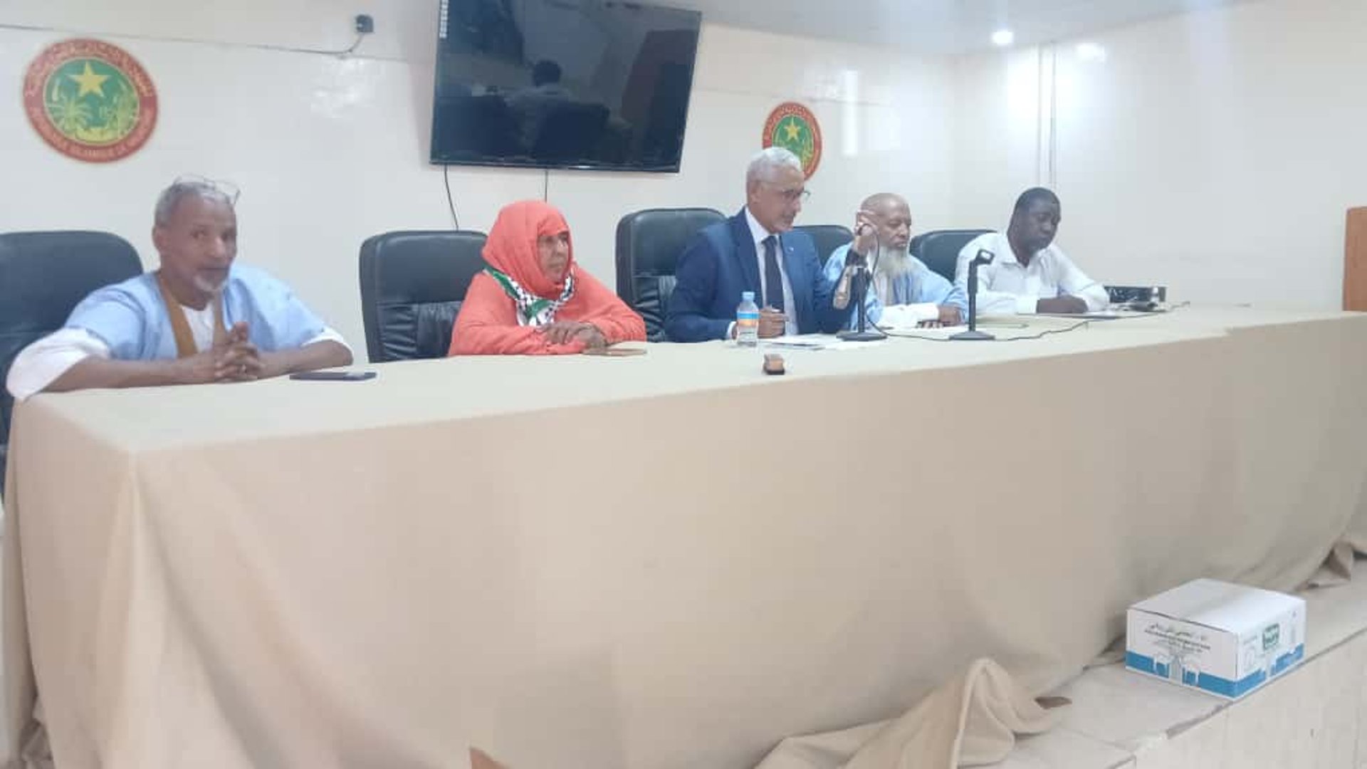 gray computer monitor